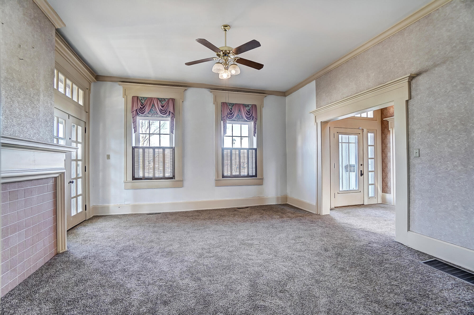 405 E Spring Street Property Photo 6