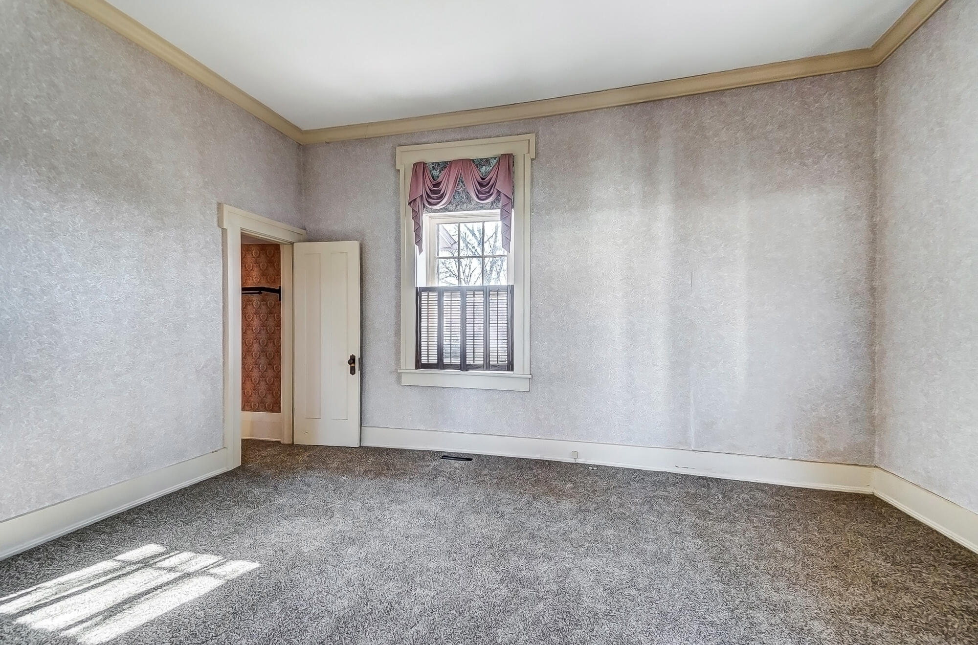 405 E Spring Street Property Photo 8