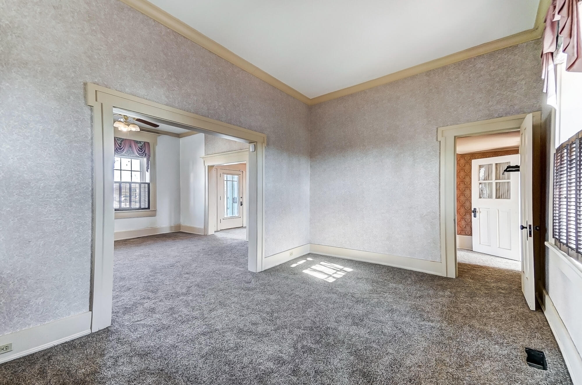 405 E Spring Street Property Photo 9
