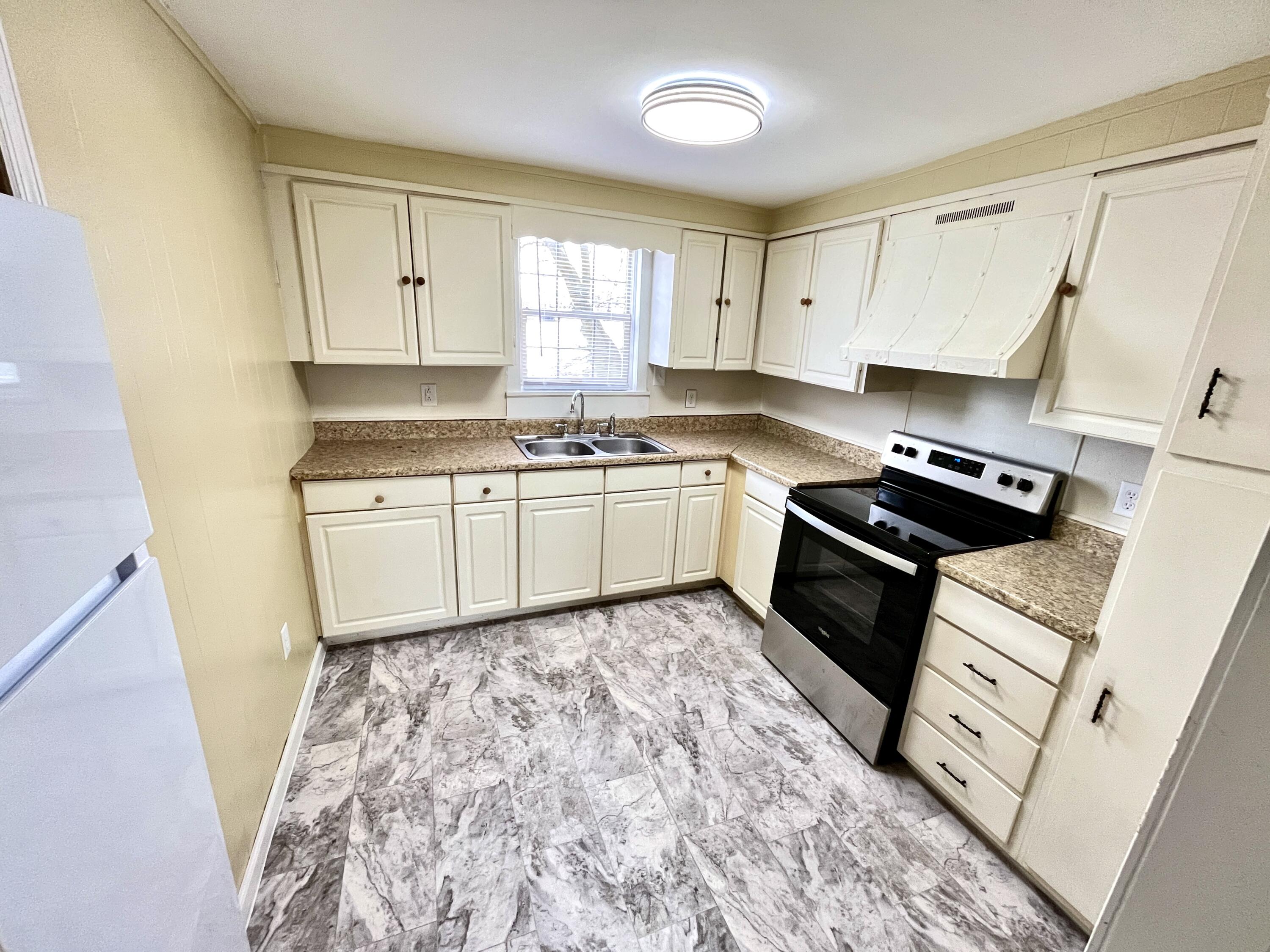 106 Lind Street Property Photo 4