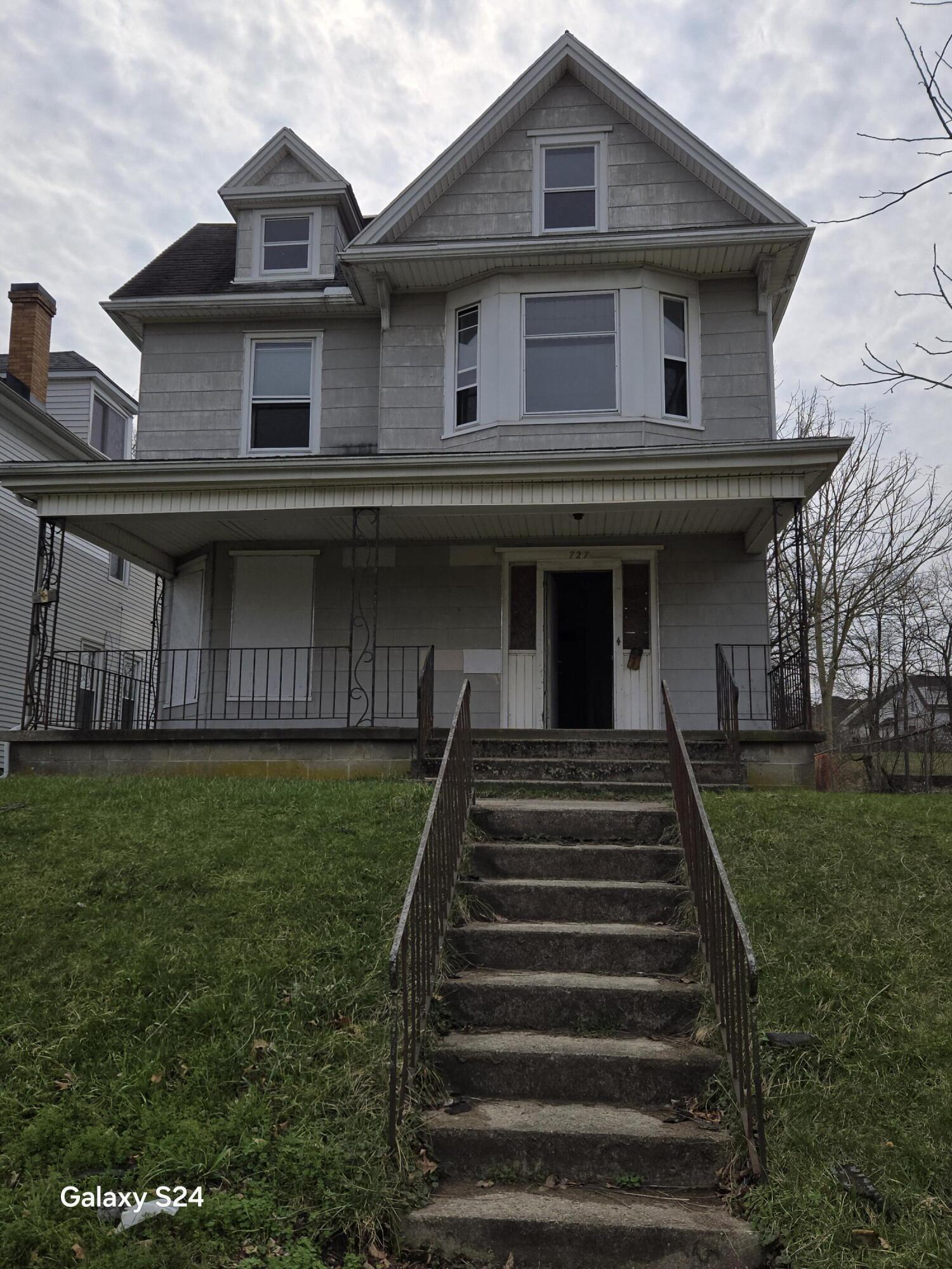727 W High Street Property Photo 2