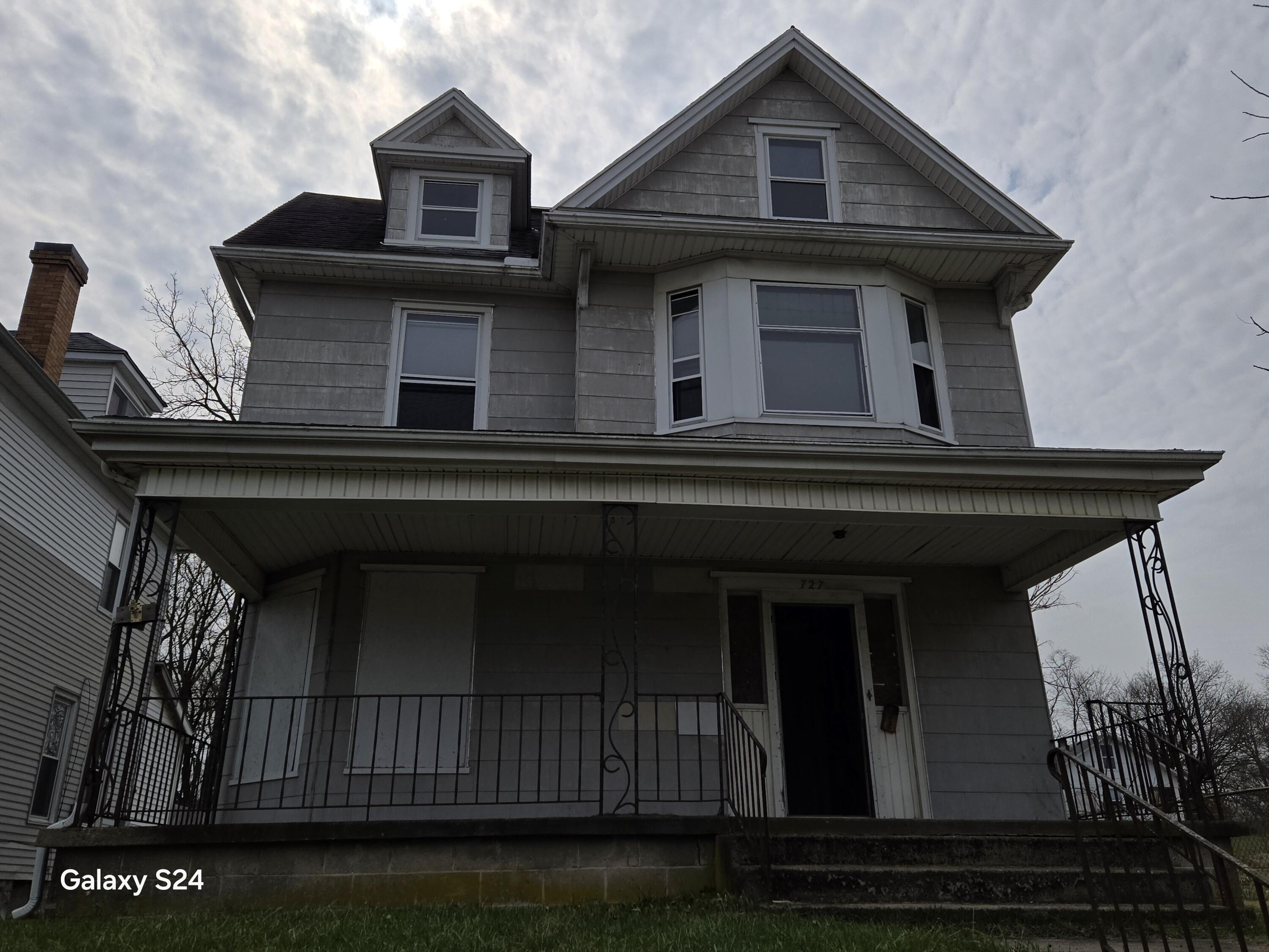 727 W High Street Property Photo 3
