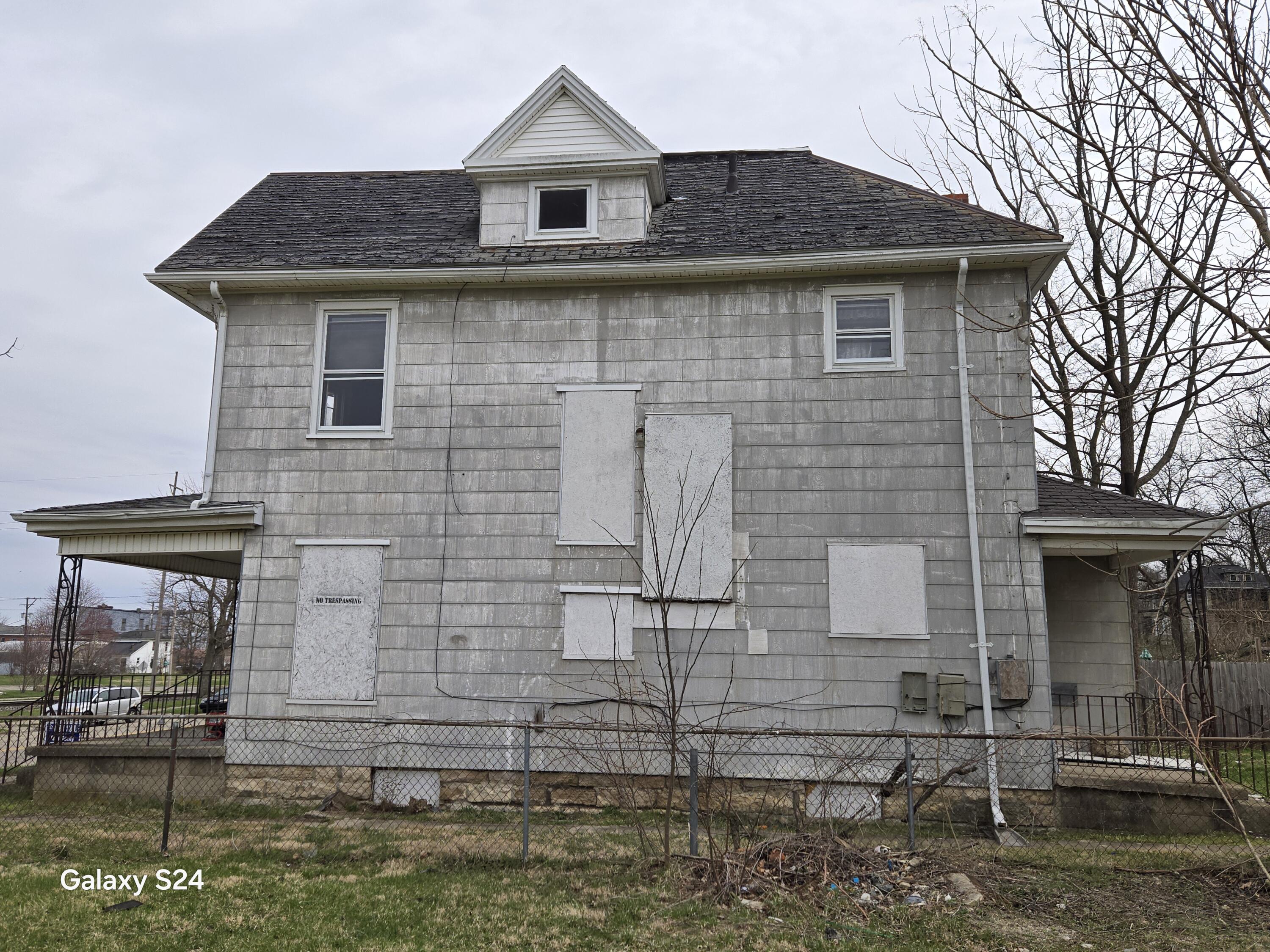 727 W High Street Property Photo 5