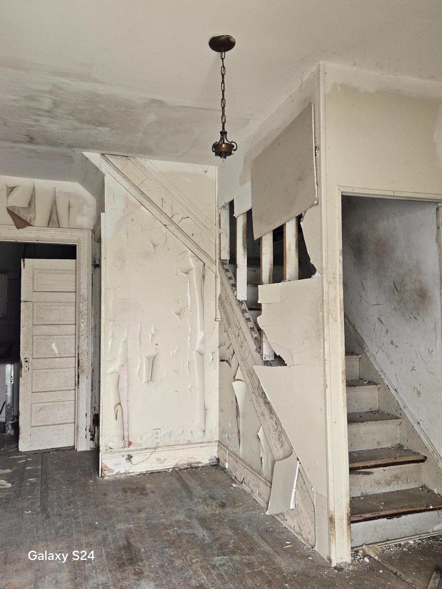 727 W High Street Property Photo 10