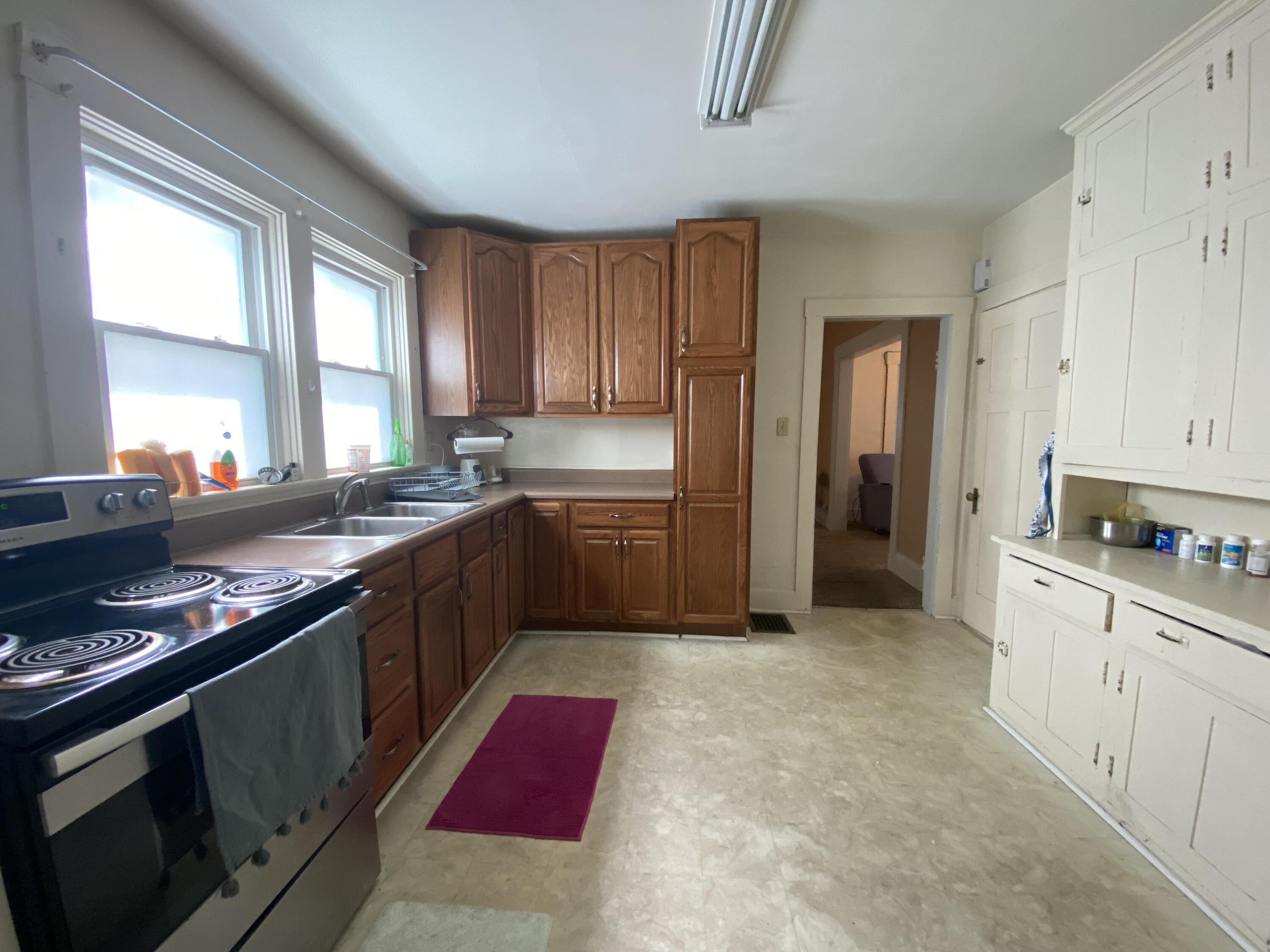 528 W Ash Street Property Photo 6