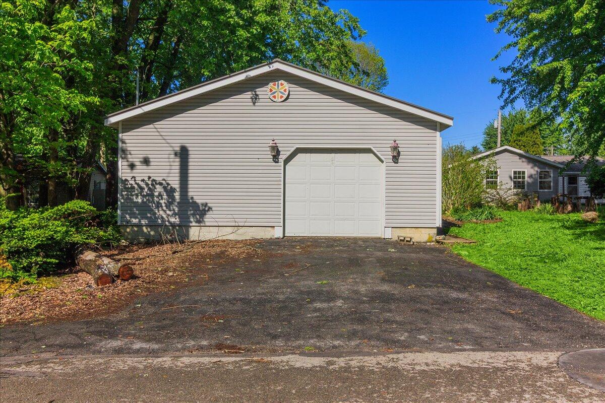 11209 Oneida Path Property Photo 1