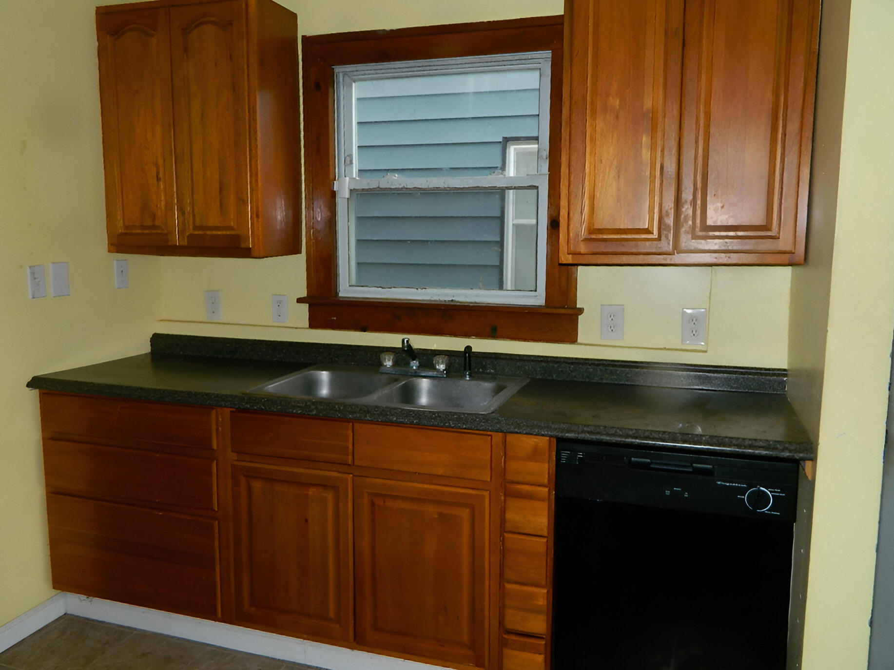 228 N Harris Avenue Property Photo 3