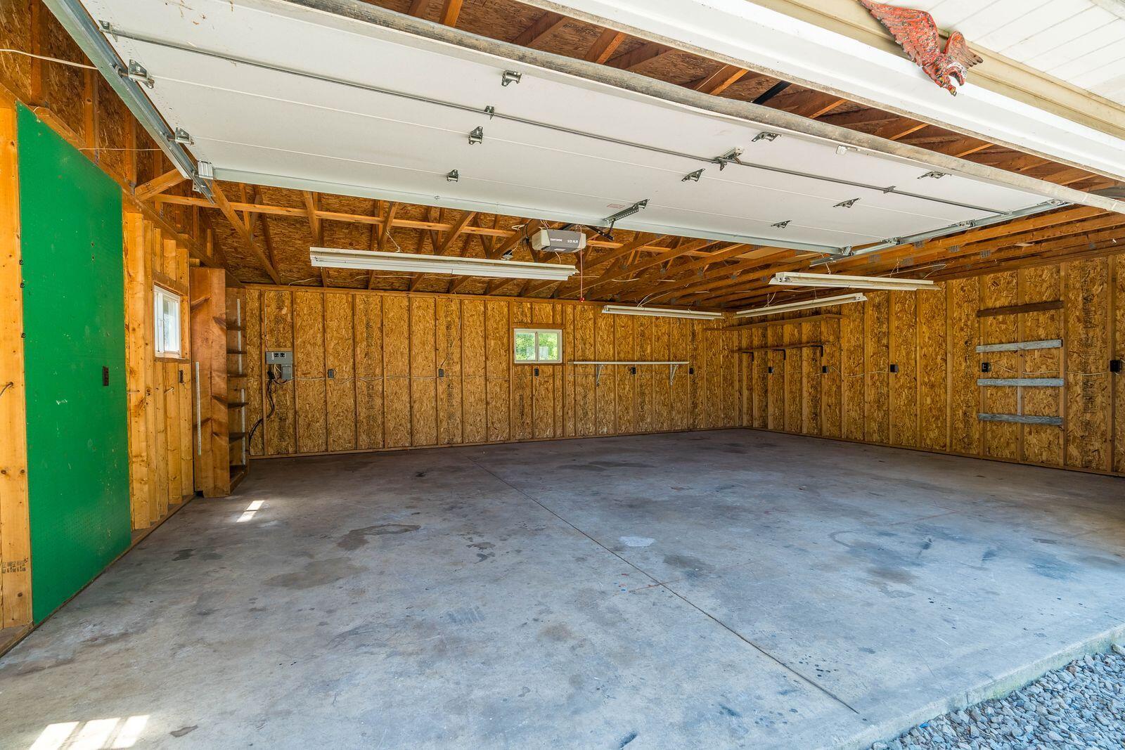 447 Towpath Trail Property Photo 20