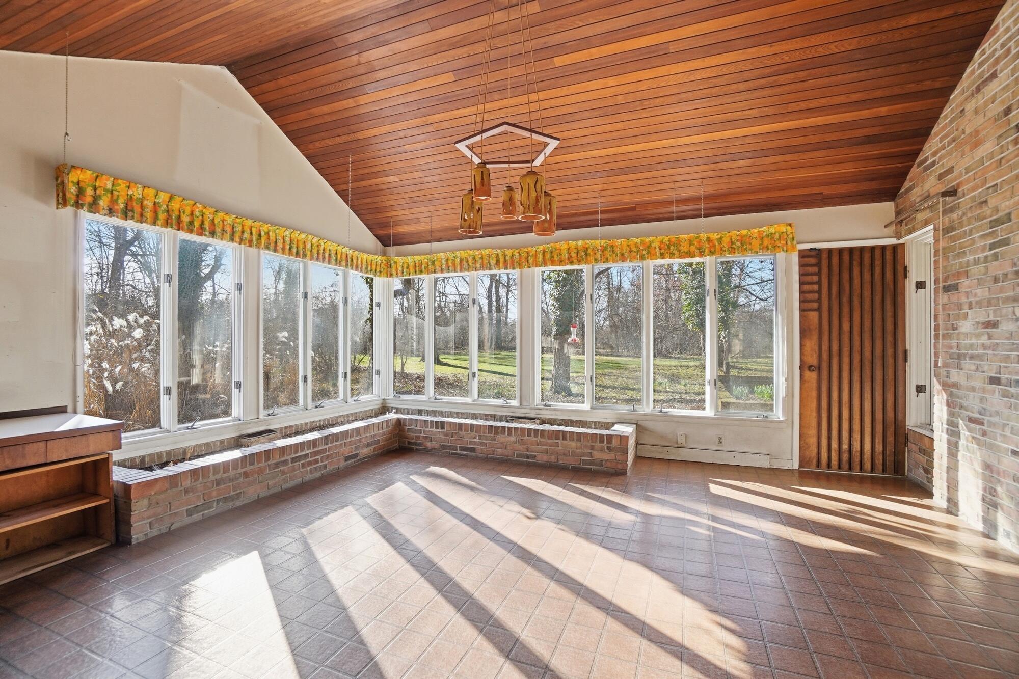 2438 Signal Hill Road Property Photo 12