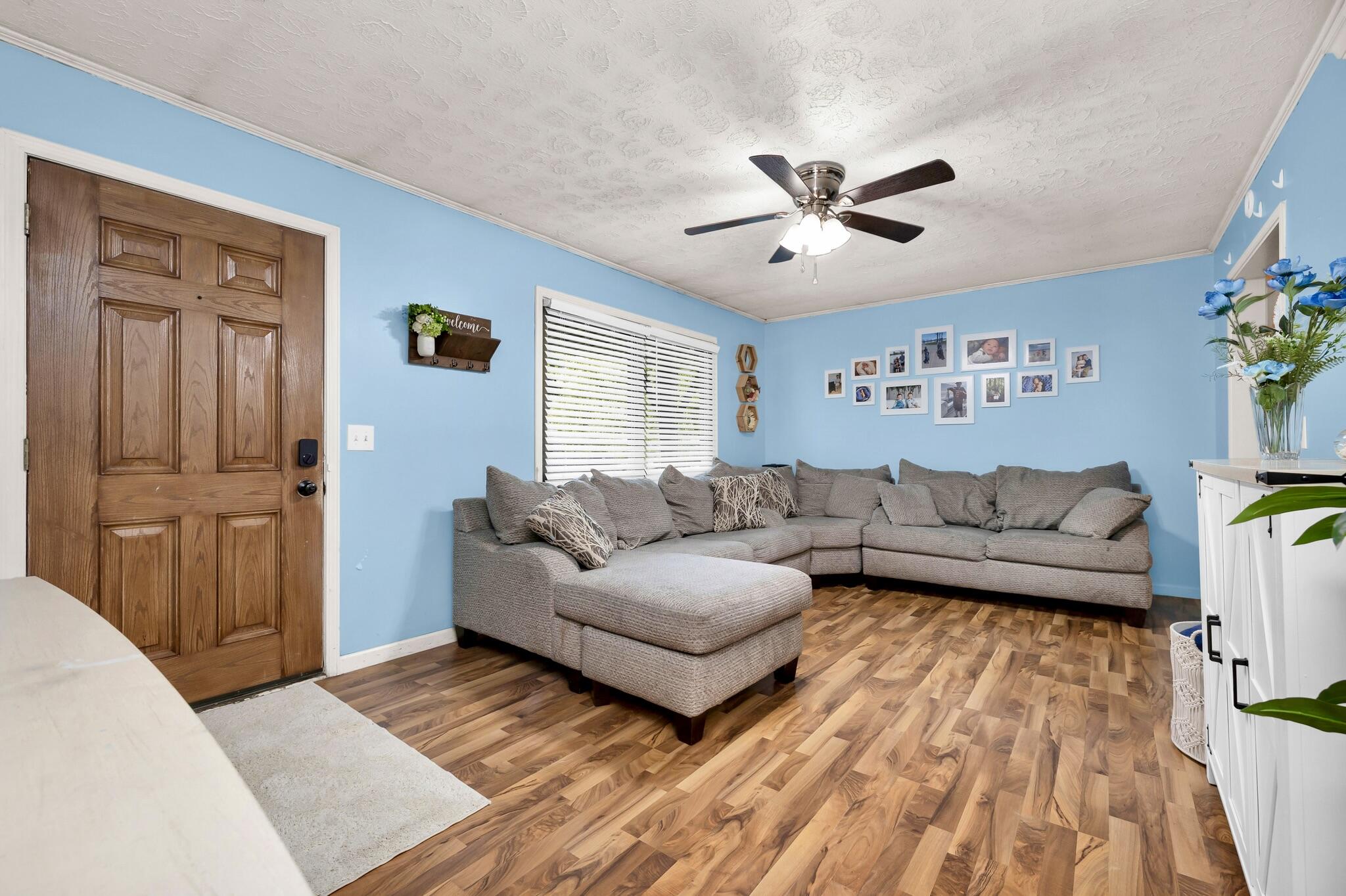 119 E Elliot Road Property Photo 6