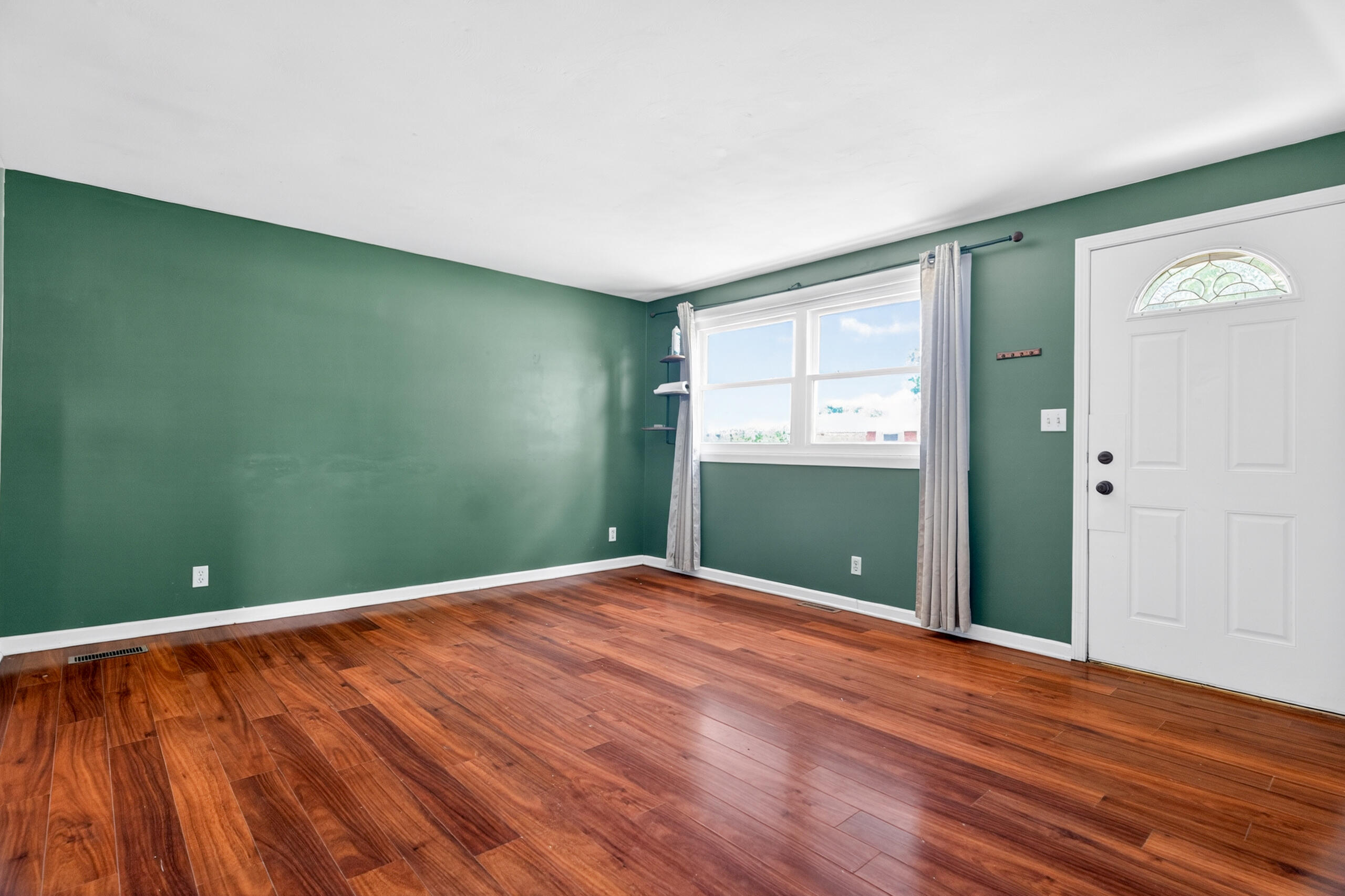 1819 Robert Place Property Photo 4