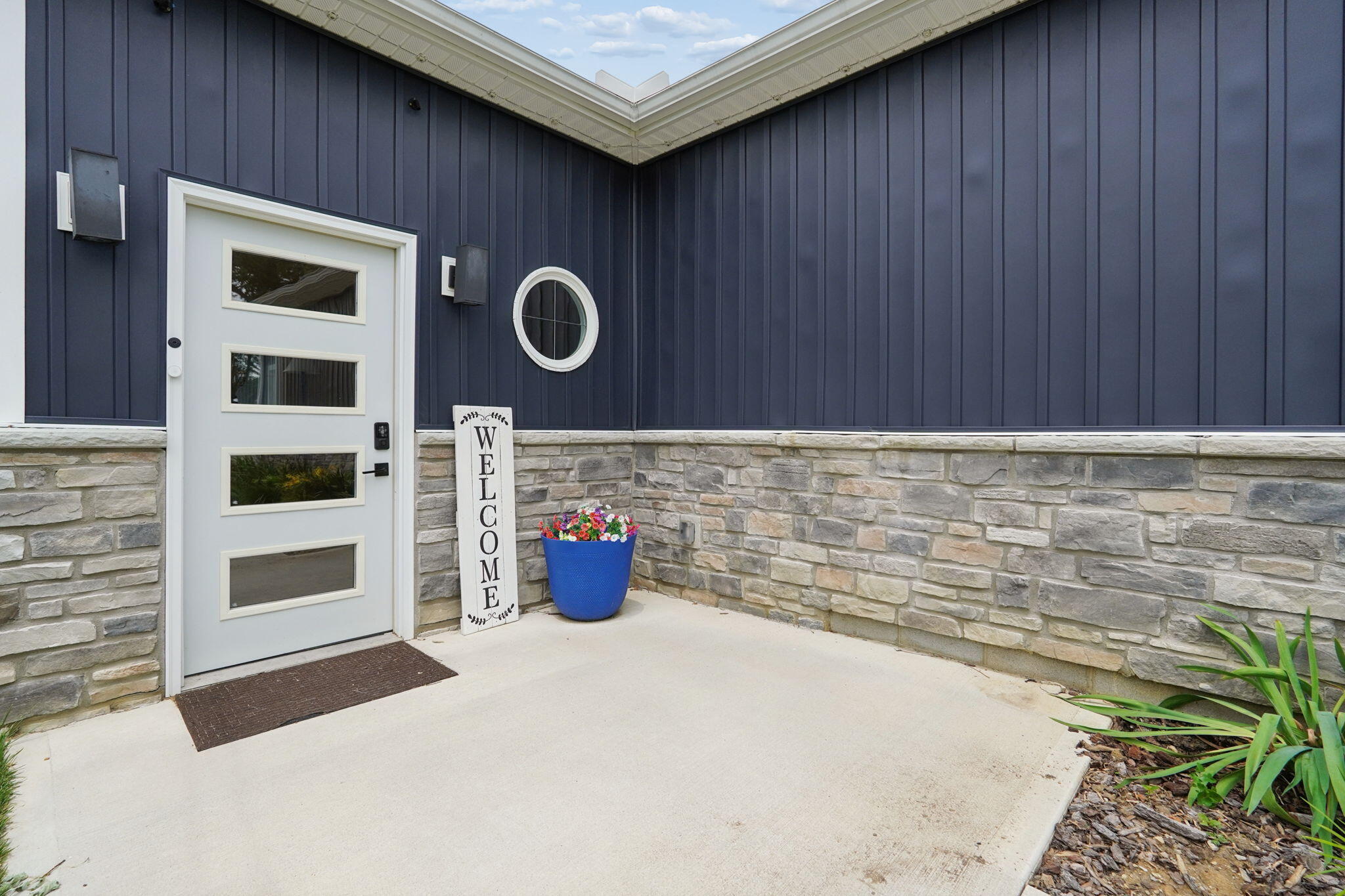 1300 E Choctaw Drive Property Photo 2