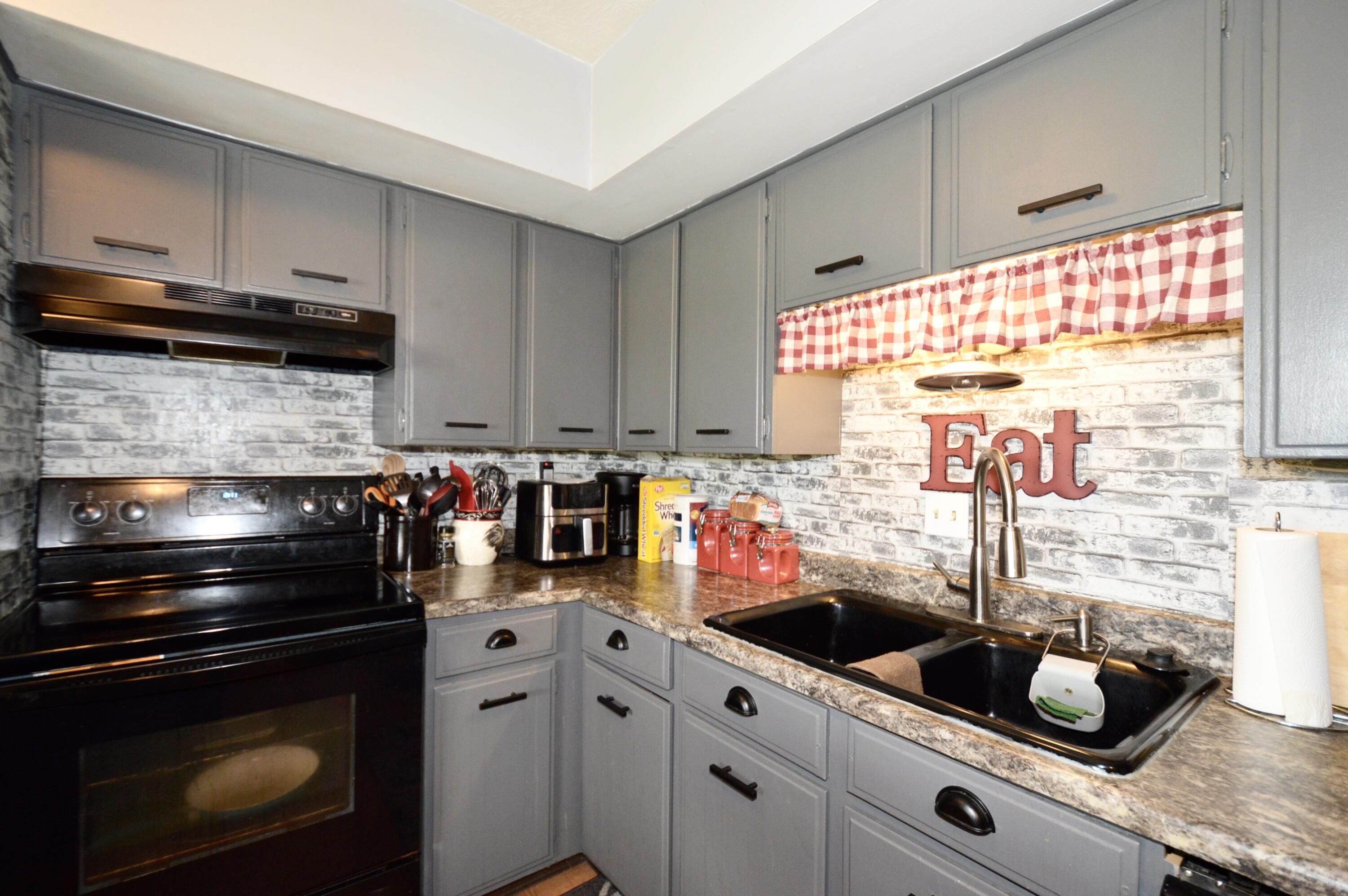 9661 Jones Road Property Photo 13