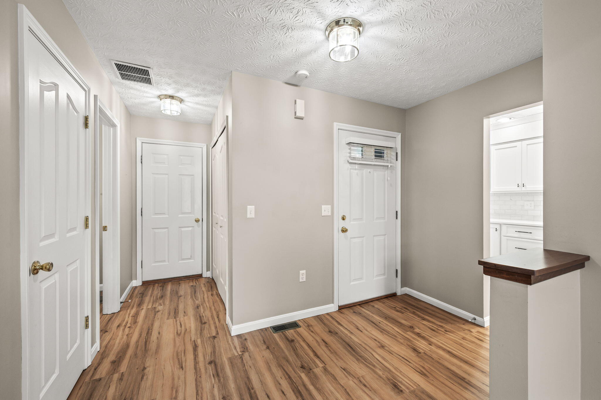 908 Cambridge Circle Property Photo 6