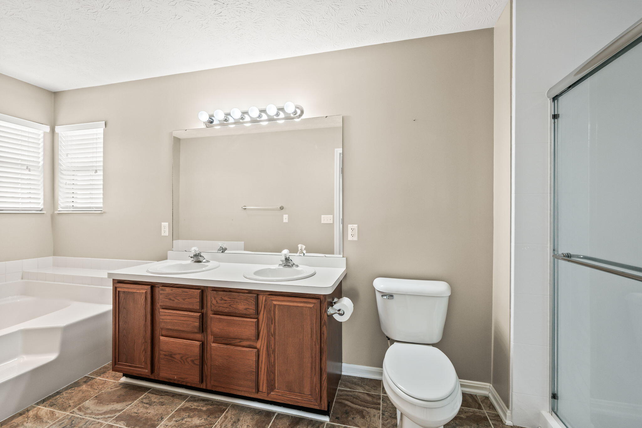 908 Cambridge Circle Property Photo 32