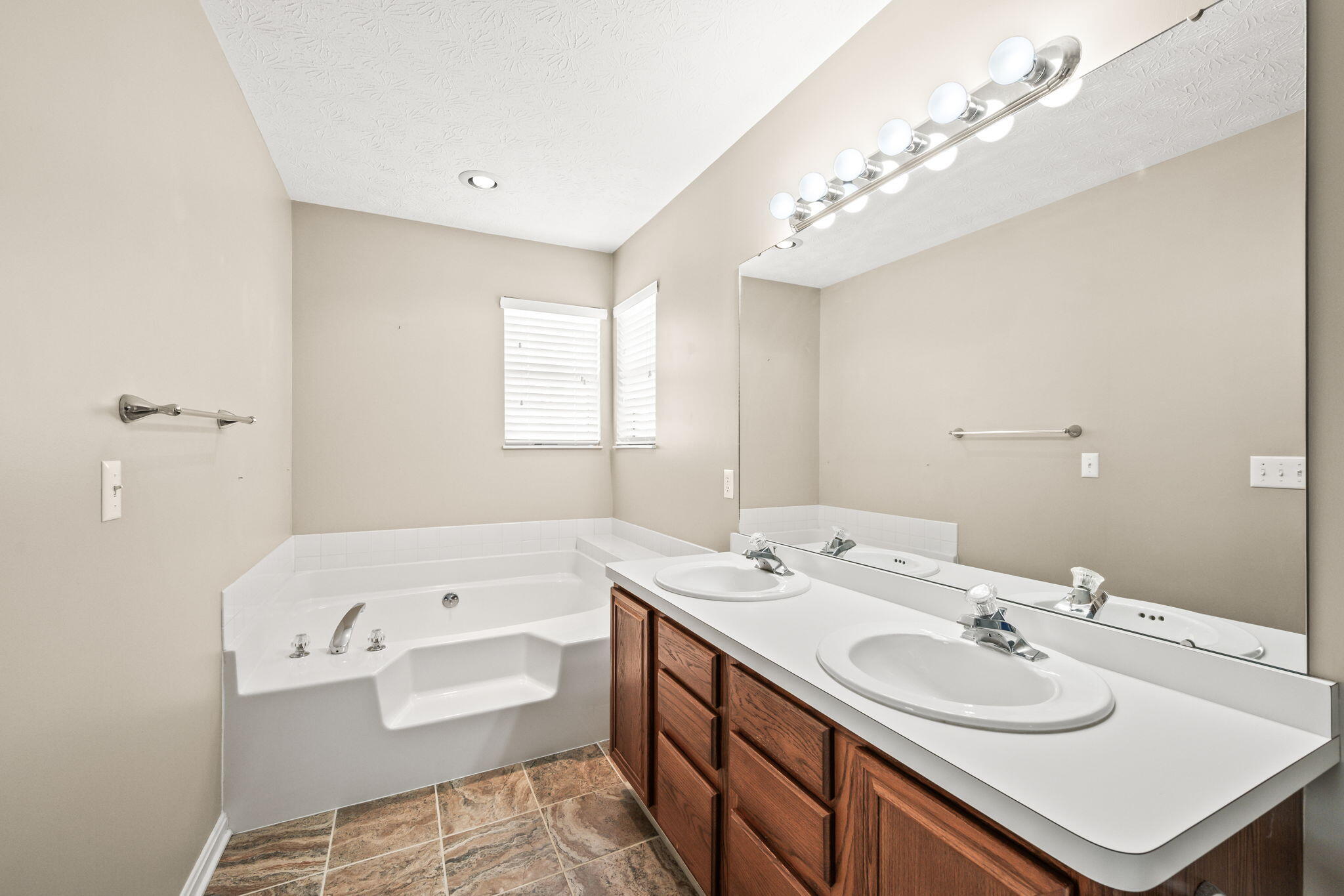 908 Cambridge Circle Property Photo 33
