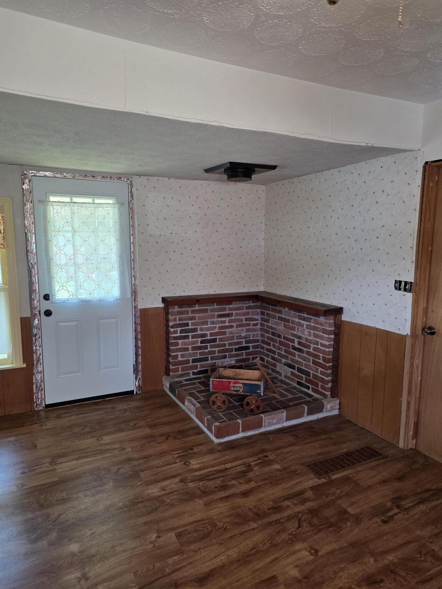 207 E Harmon Drive Property Photo 6