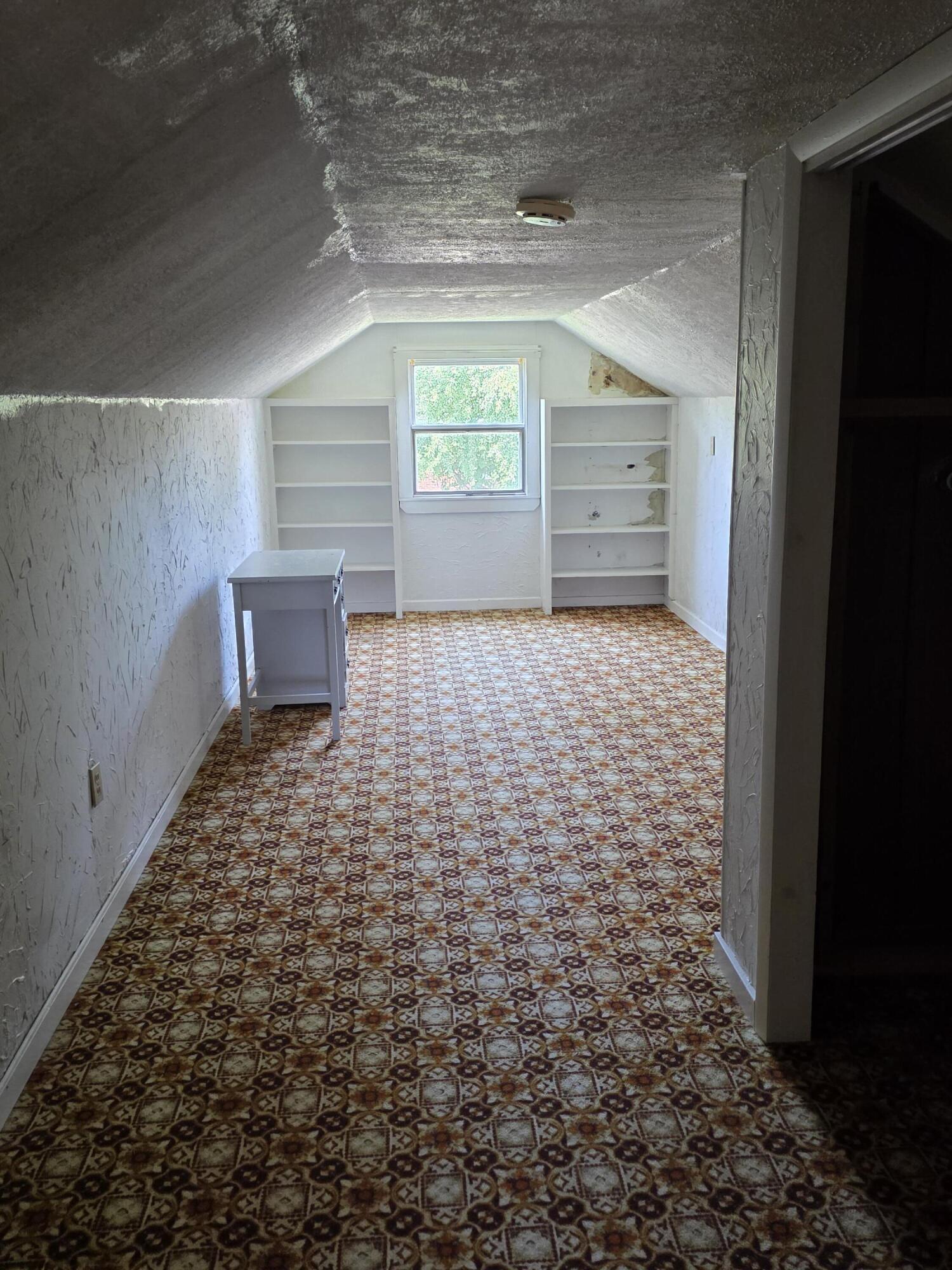 207 E Harmon Drive Property Photo 8