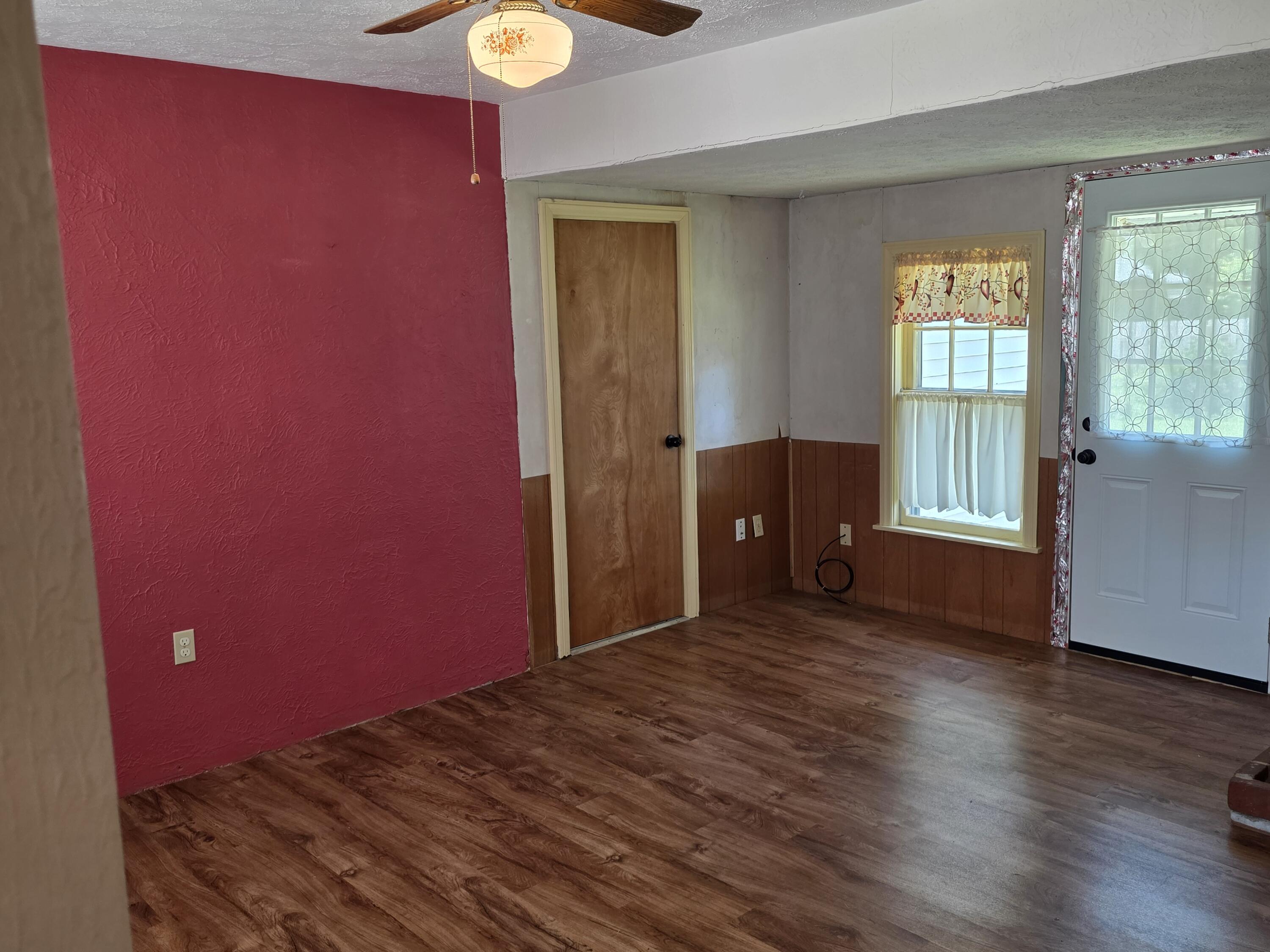207 E Harmon Drive Property Photo 10