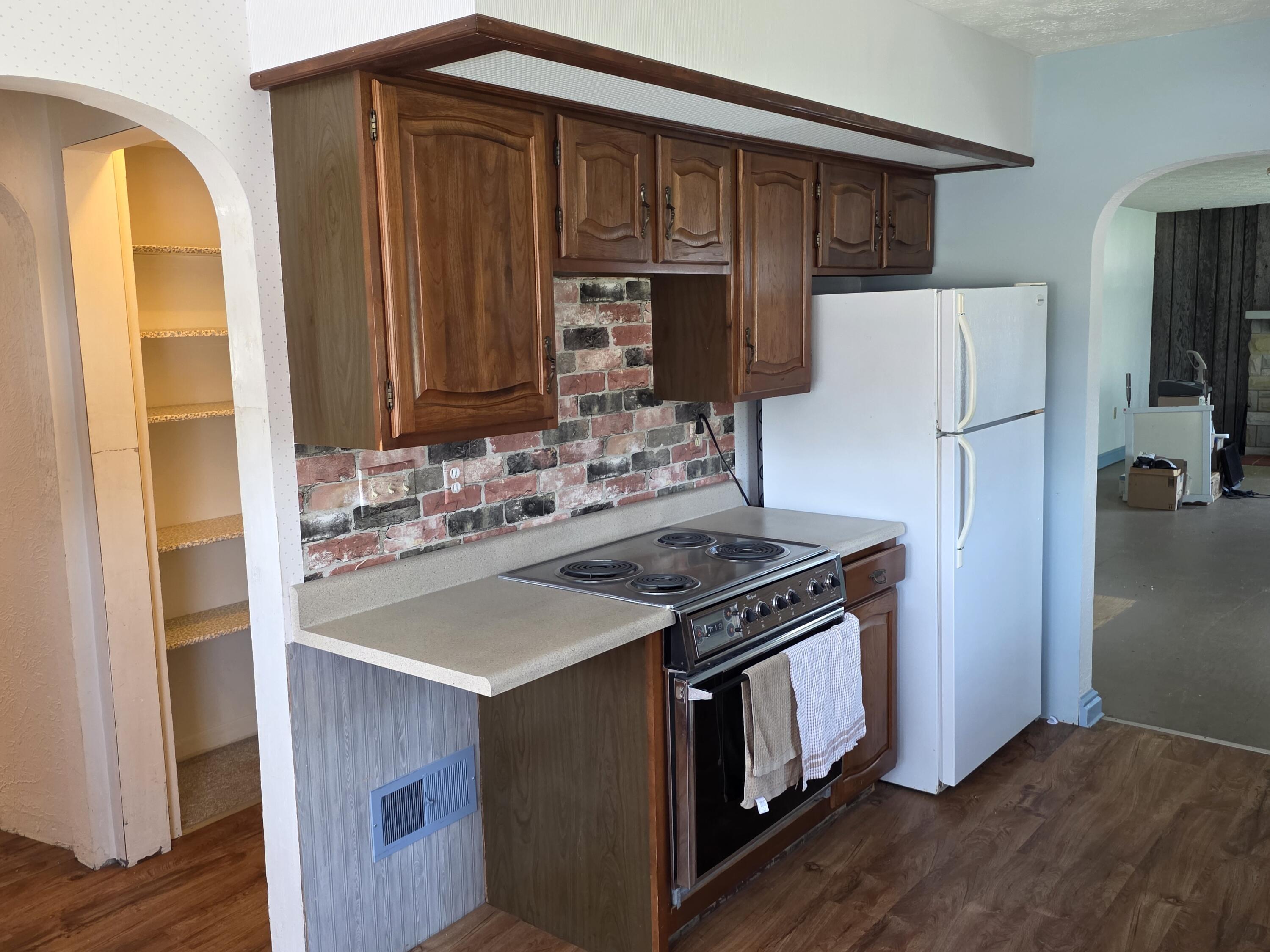 207 E Harmon Drive Property Photo 11
