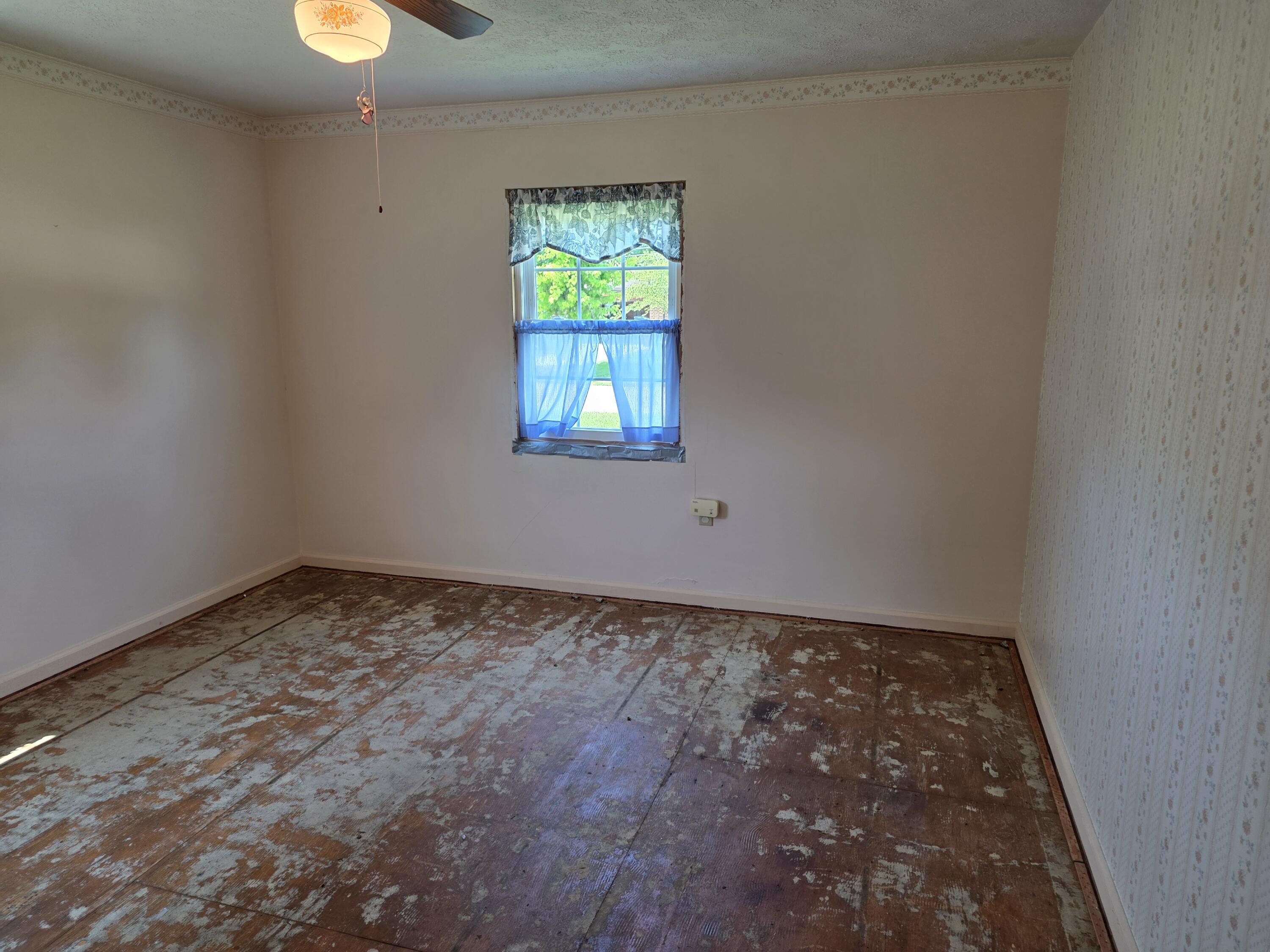 207 E Harmon Drive Property Photo 16