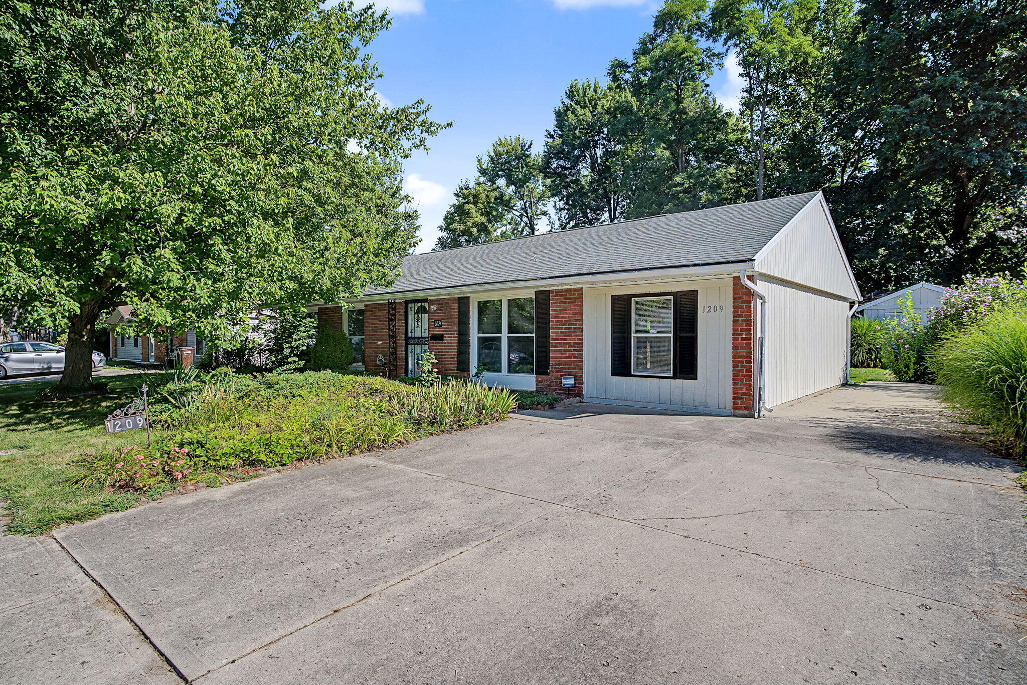 1209 Hemlock Way Property Photo 1