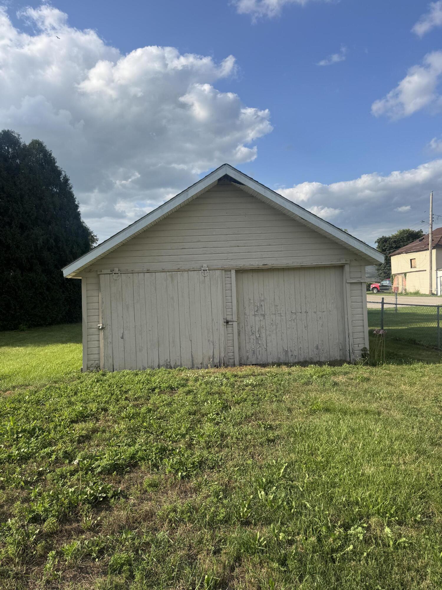 122 W Clay Street Property Photo 3