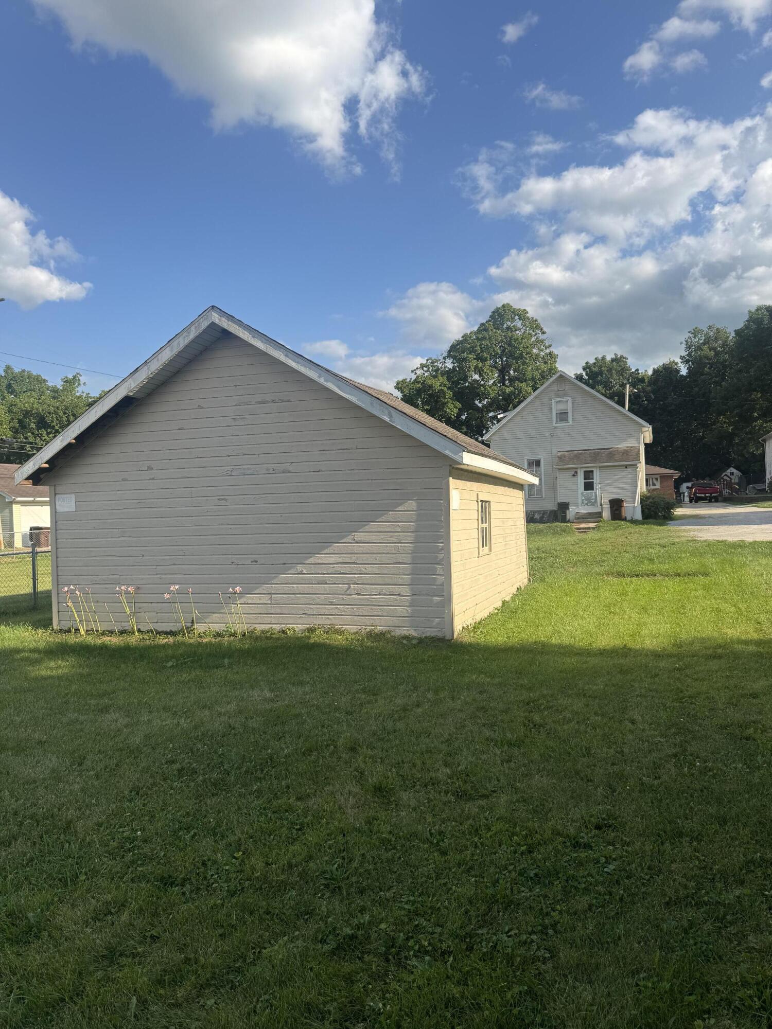122 W Clay Street Property Photo 4