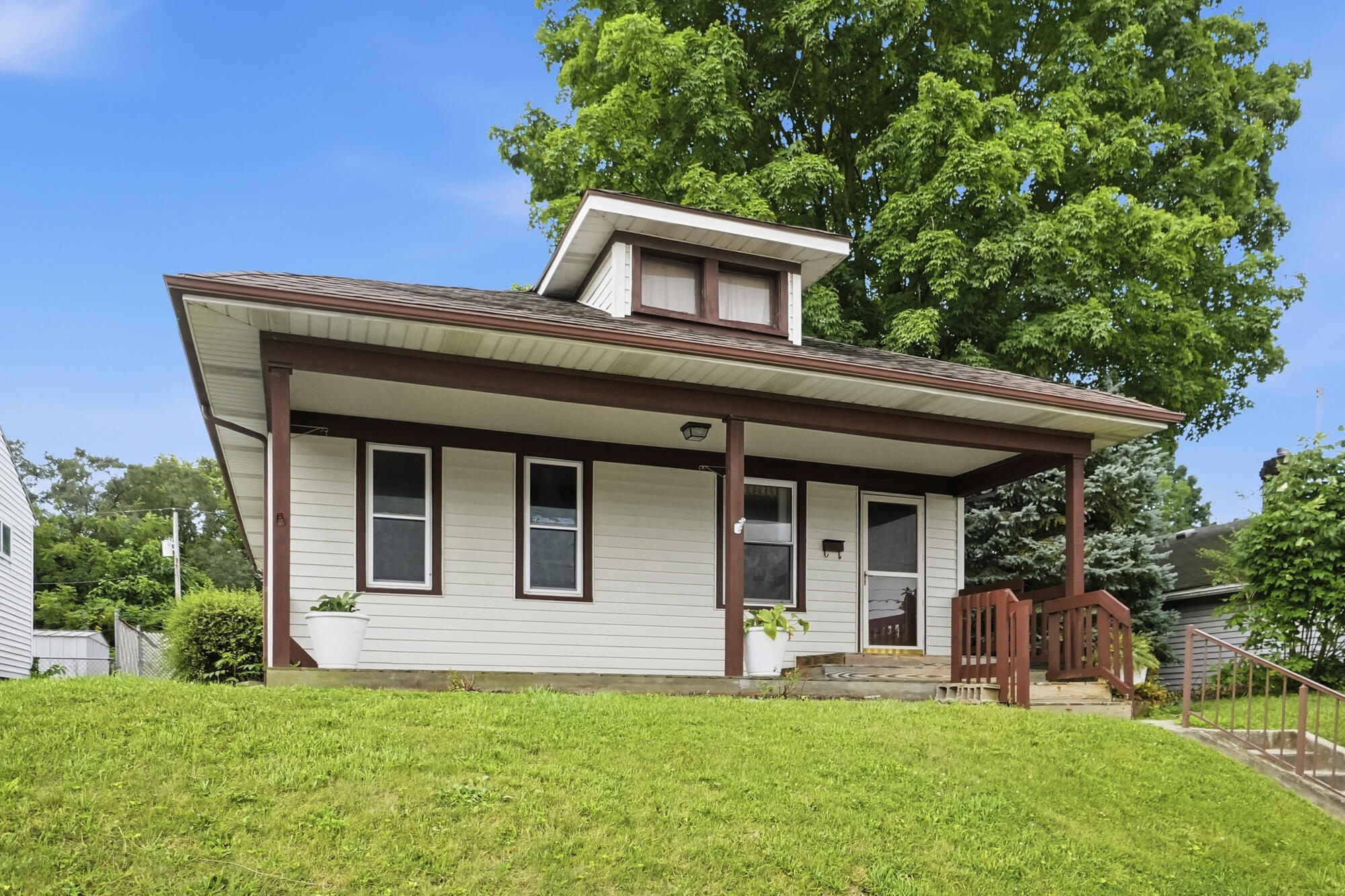 1537 W Pleasant Street Property Photo 2