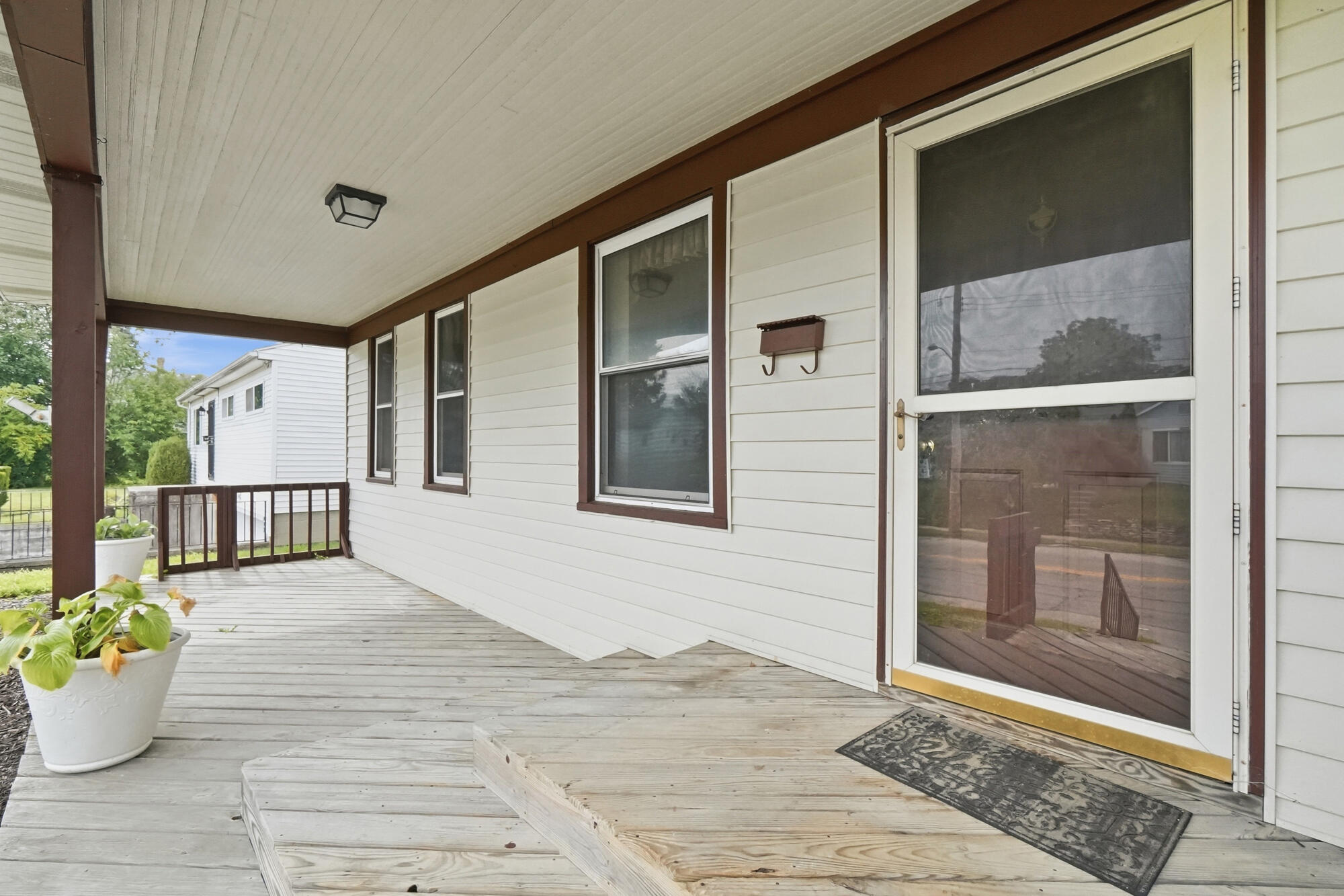 1537 W Pleasant Street Property Photo 3