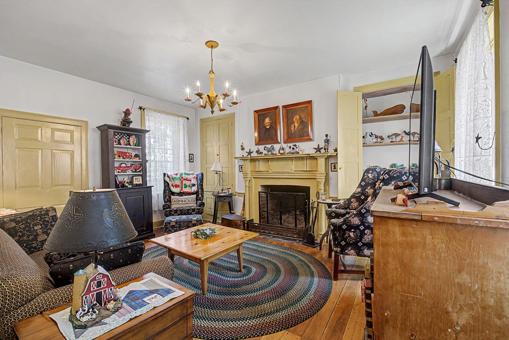 7646 N River Road Property Photo 5