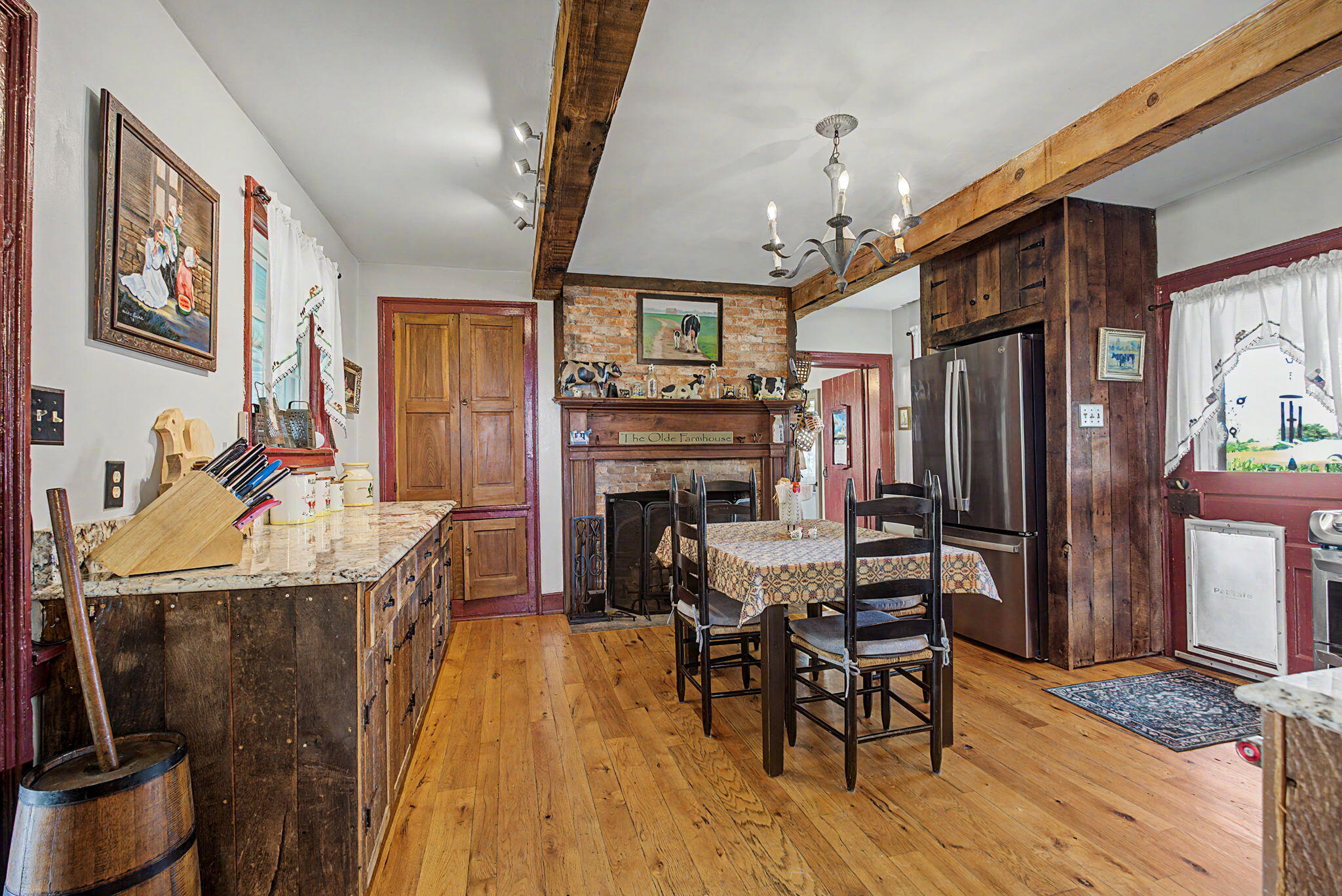 7646 N River Road Property Photo 11