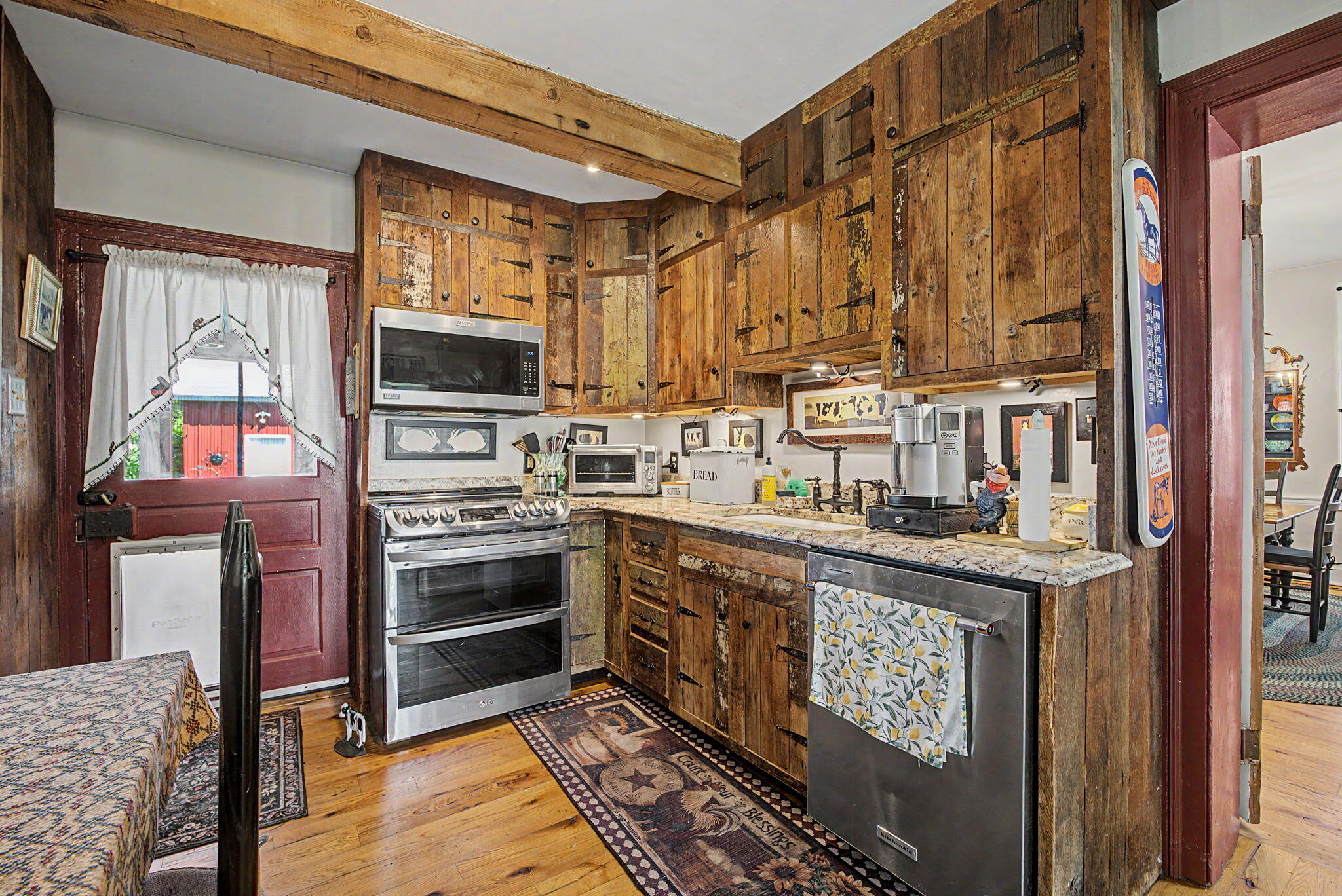 7646 N River Road Property Photo 12