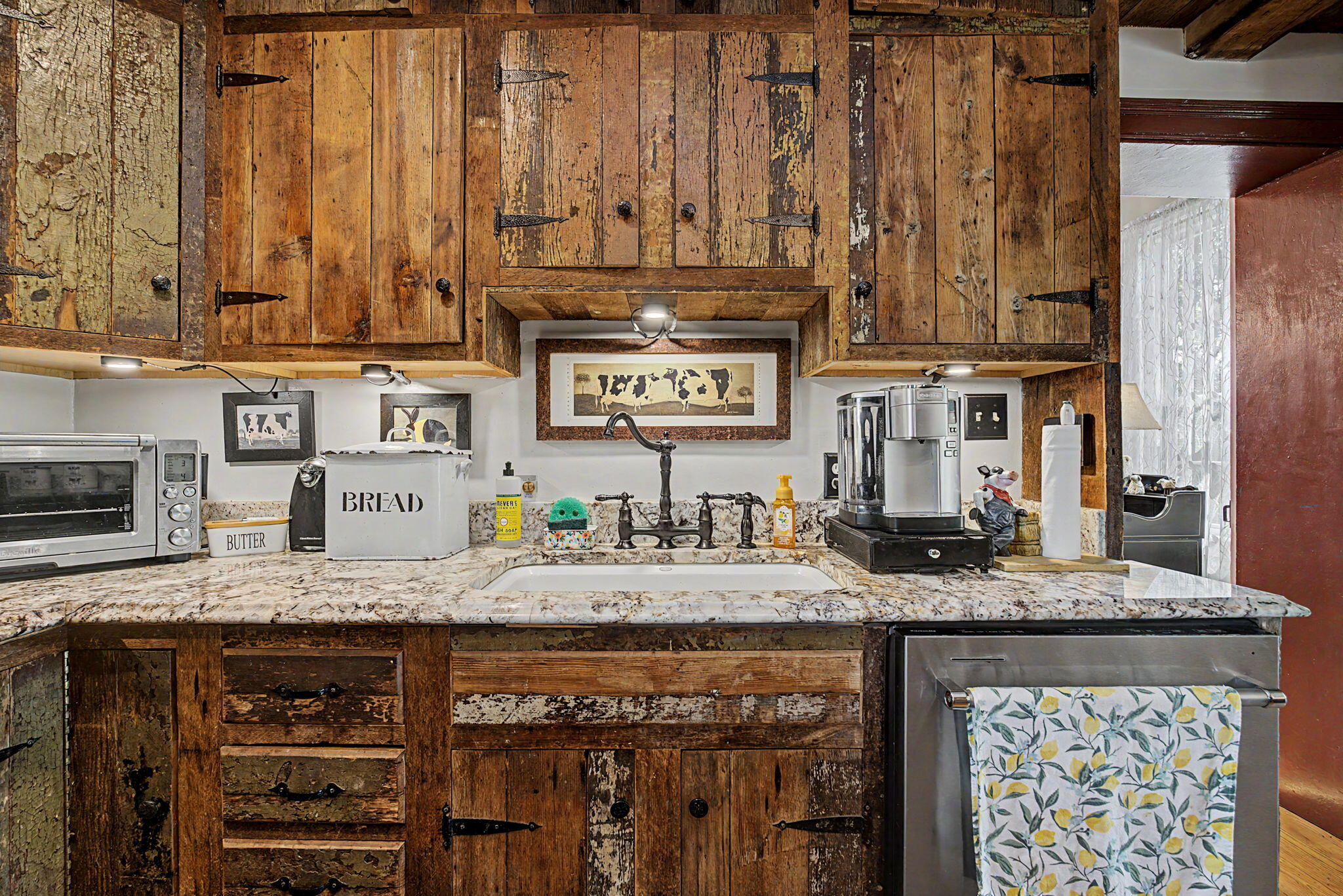 7646 N River Road Property Photo 13