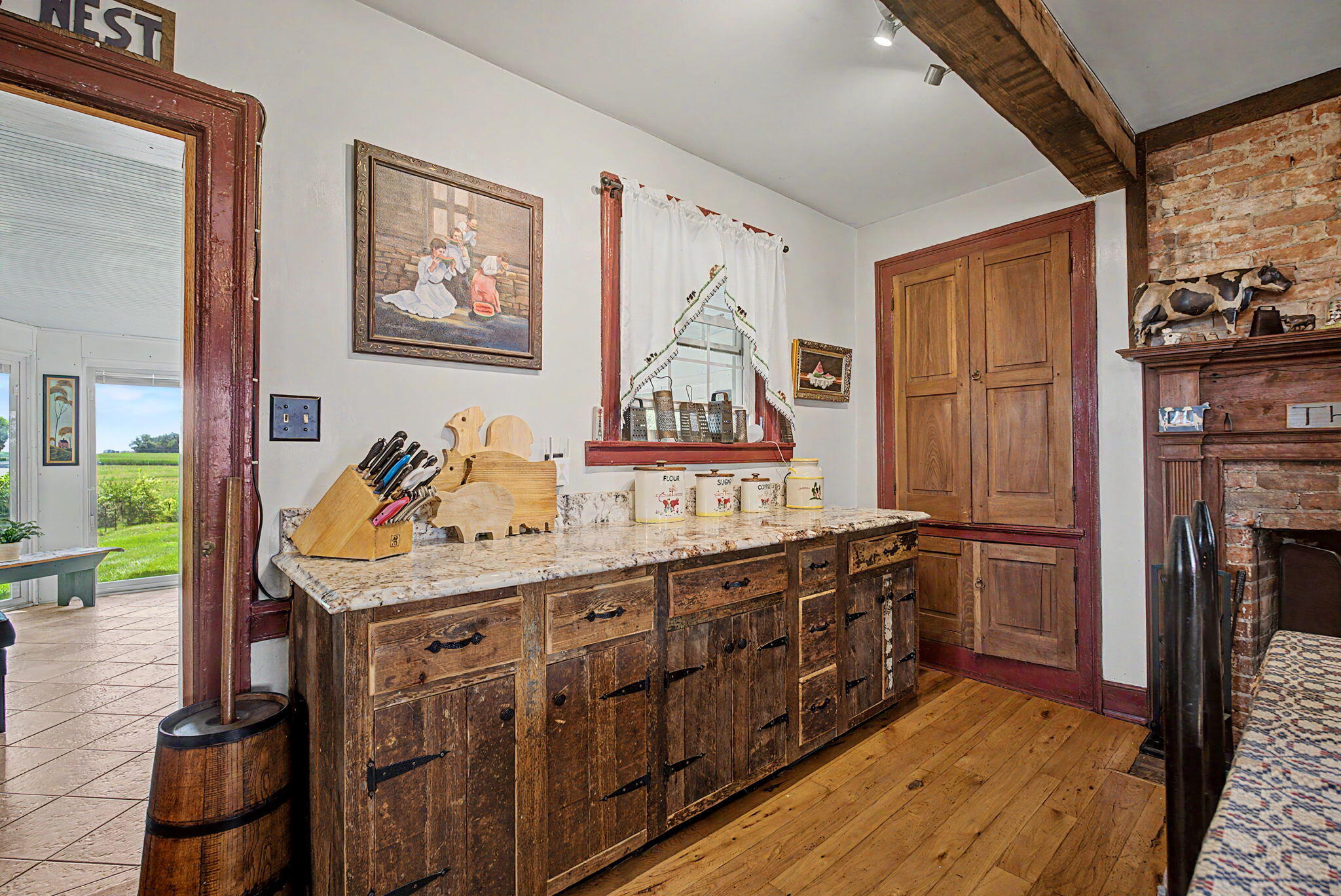 7646 N River Road Property Photo 15