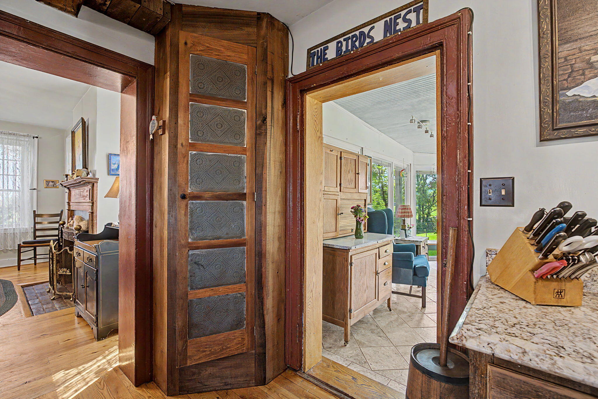7646 N River Road Property Photo 18