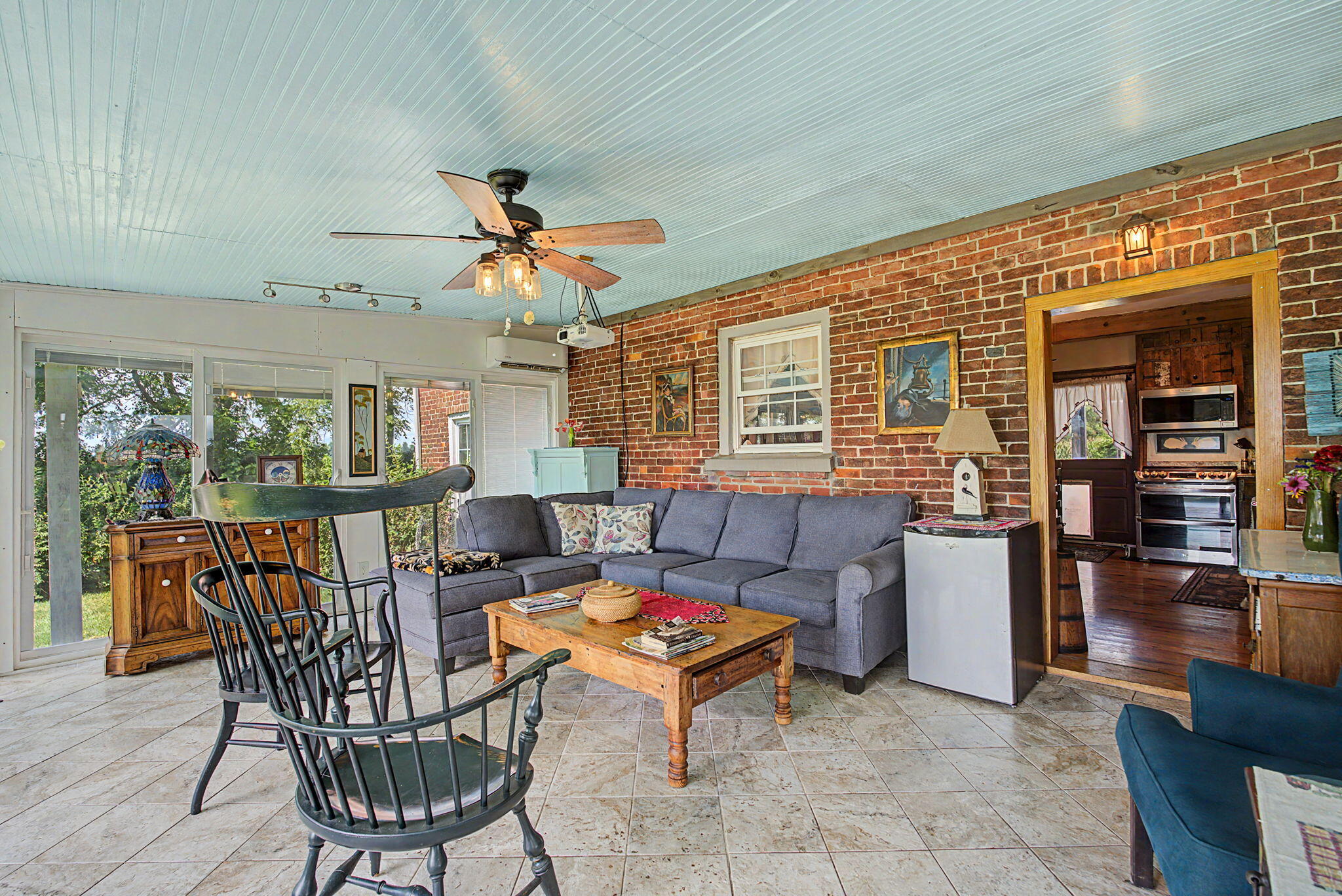 7646 N River Road Property Photo 21