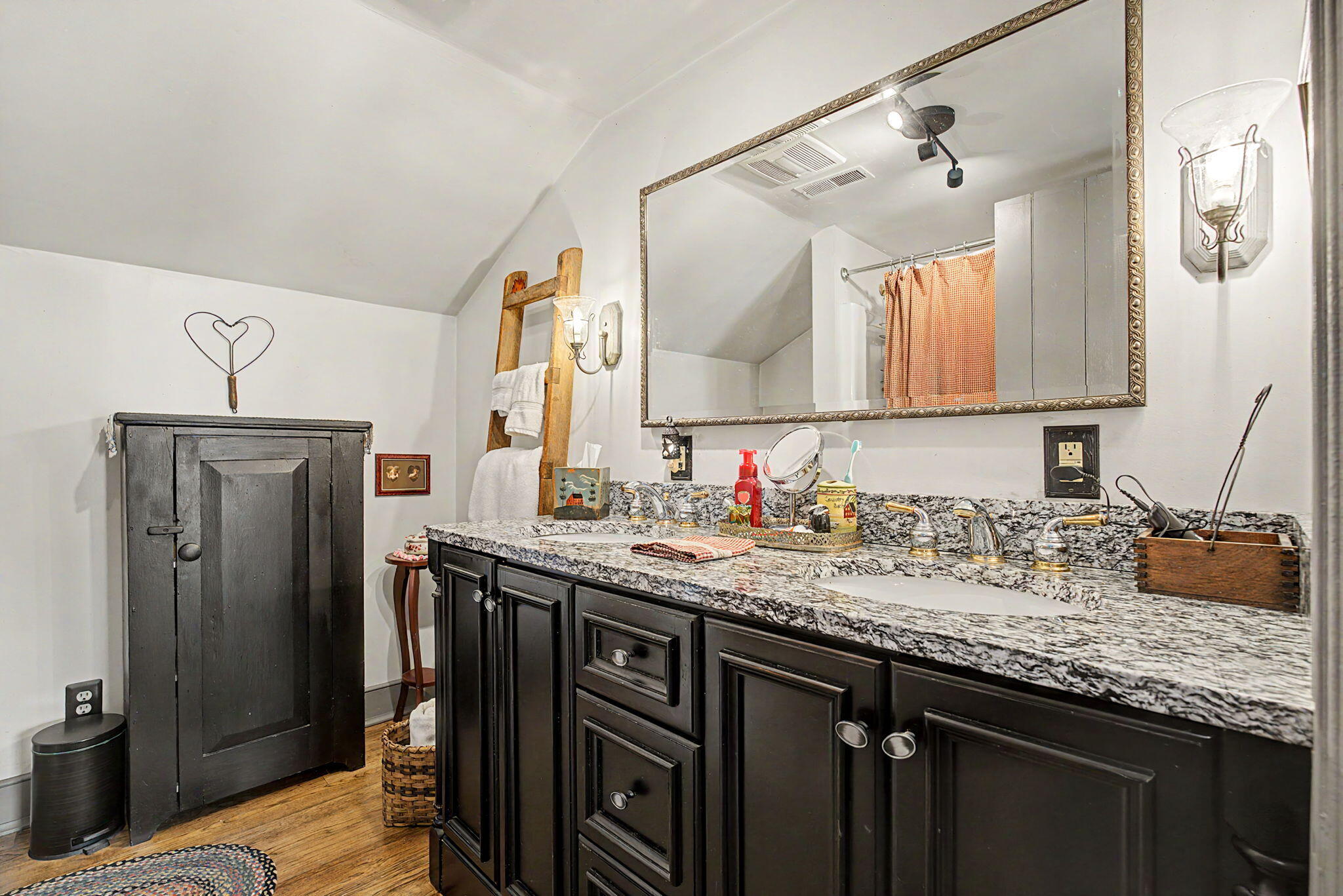 7646 N River Road Property Photo 43