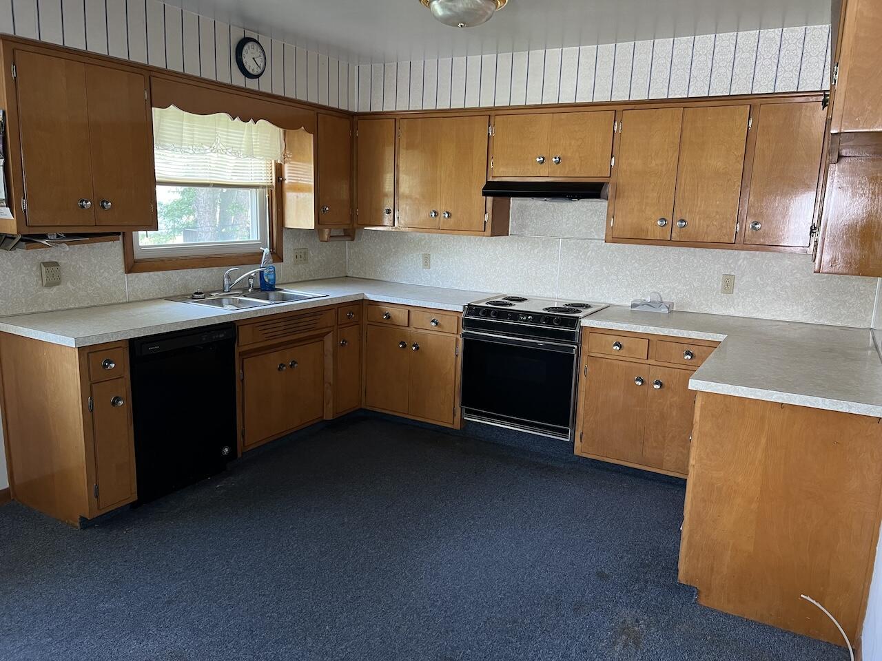 211 E North Street Property Photo 4