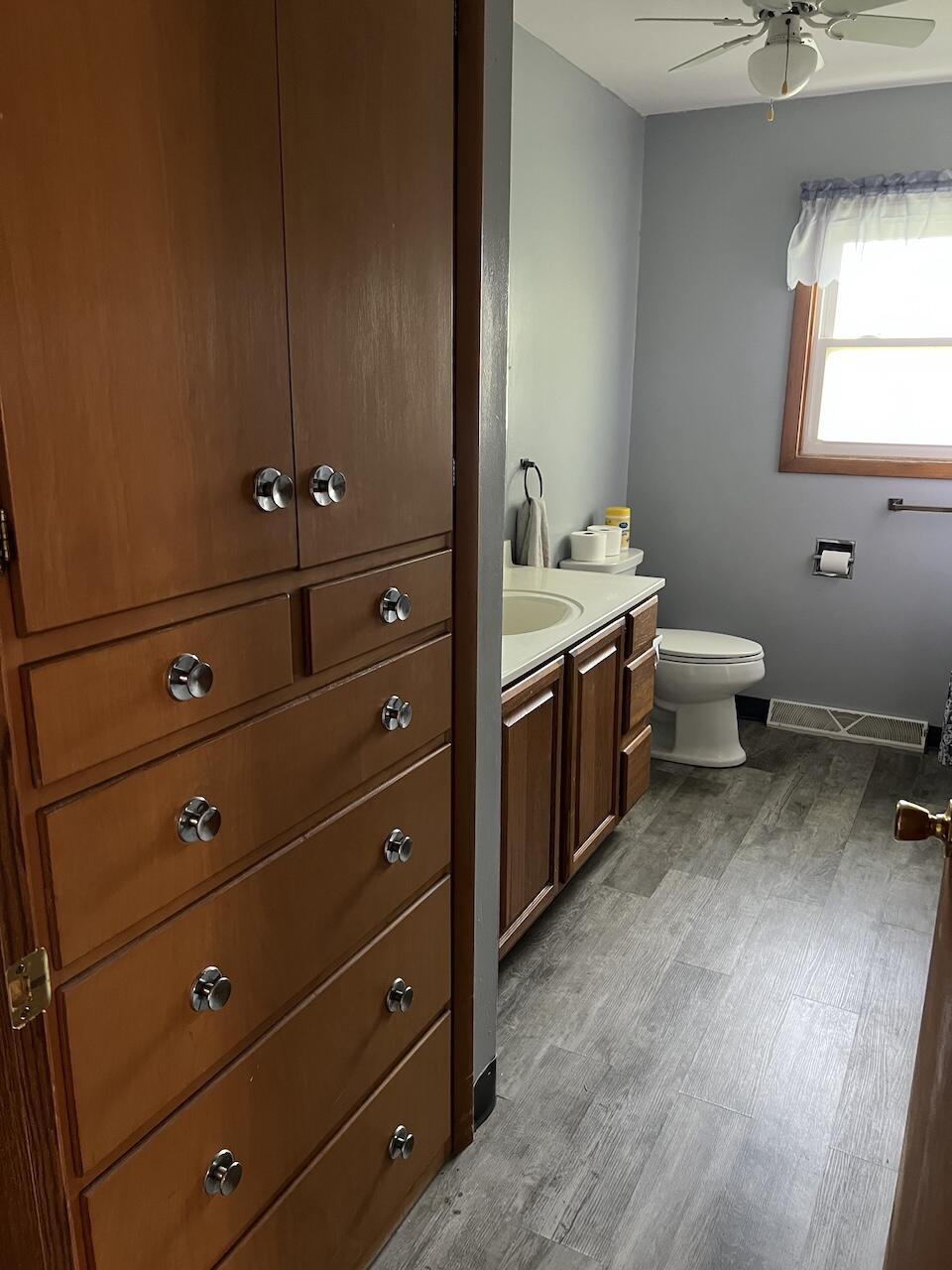 211 E North Street Property Photo 9