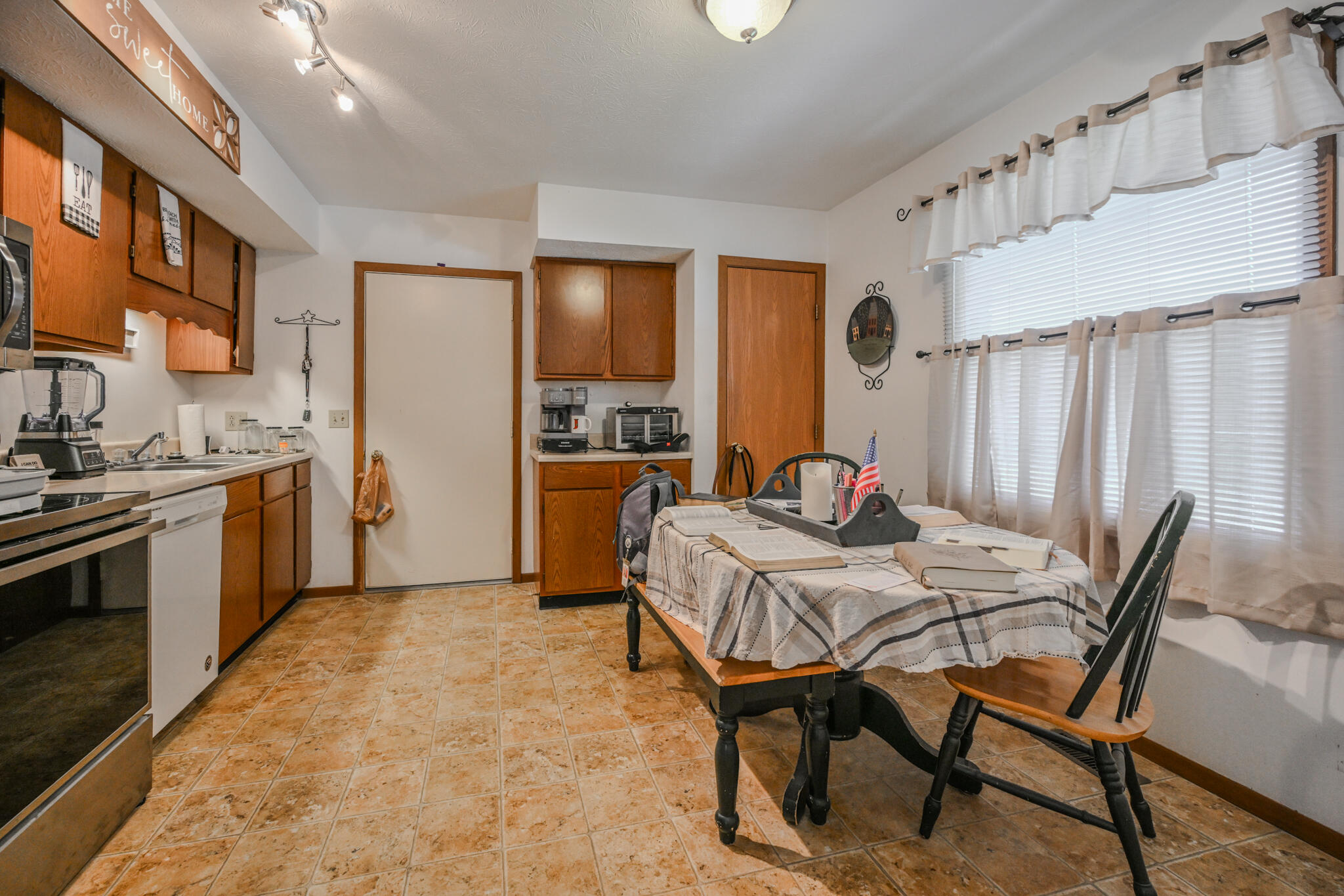 3051 Argonne Lane Property Photo 8