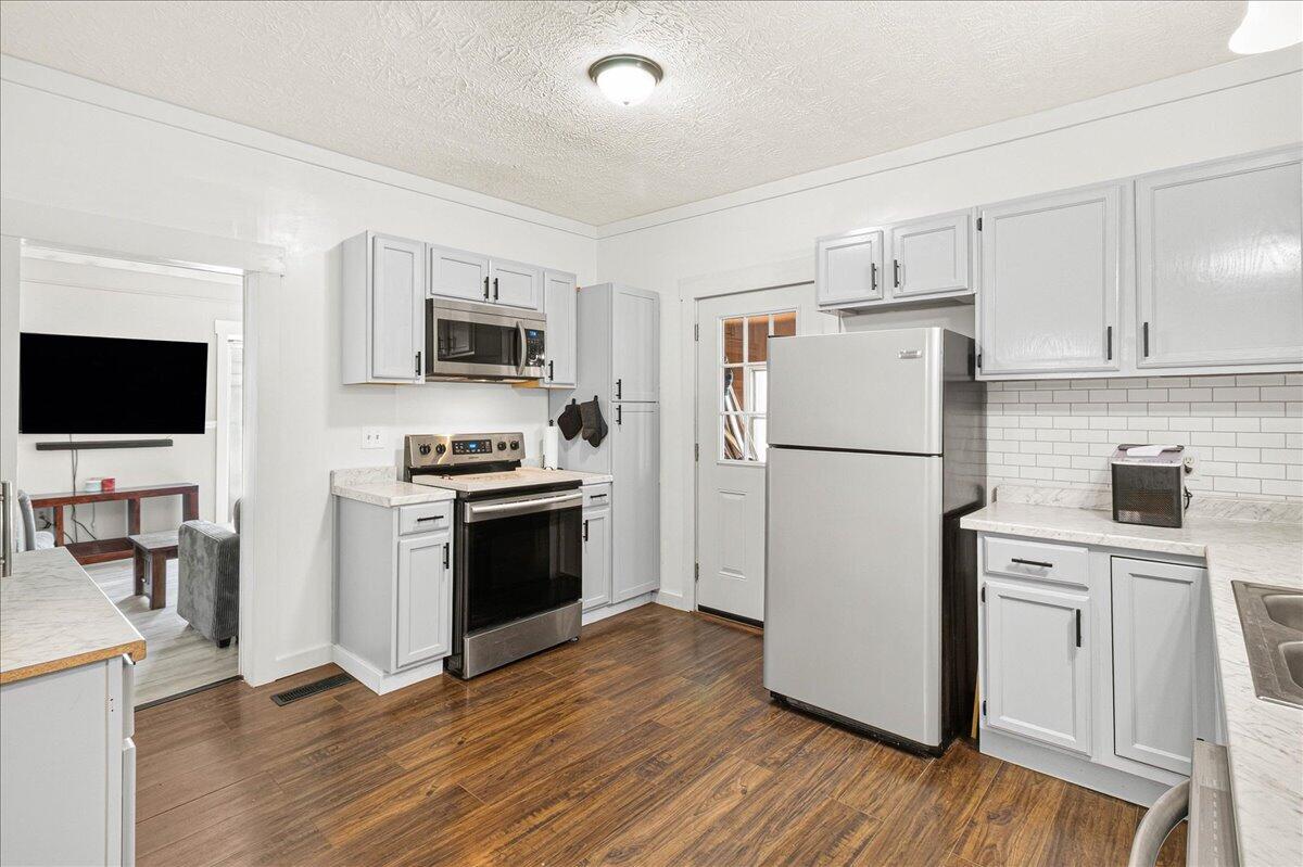 426 W Light Street Property Photo 5