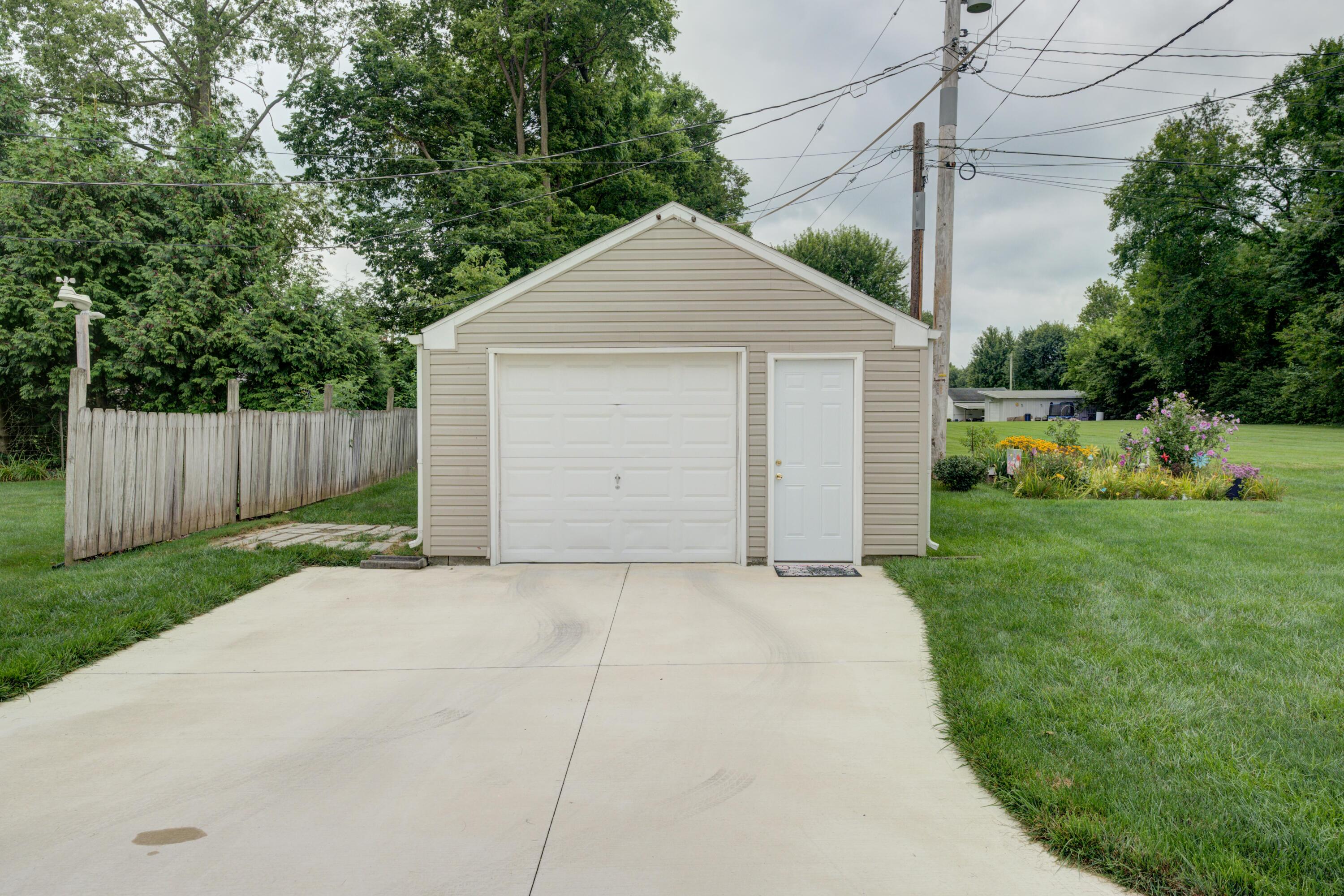111 W Harmon Drive Property Photo 4