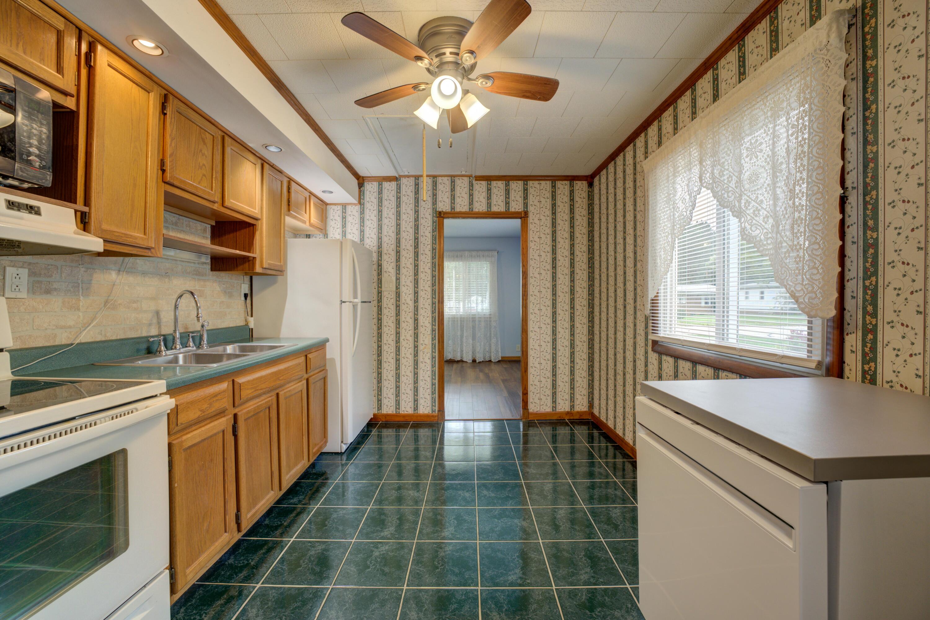 111 W Harmon Drive Property Photo 18