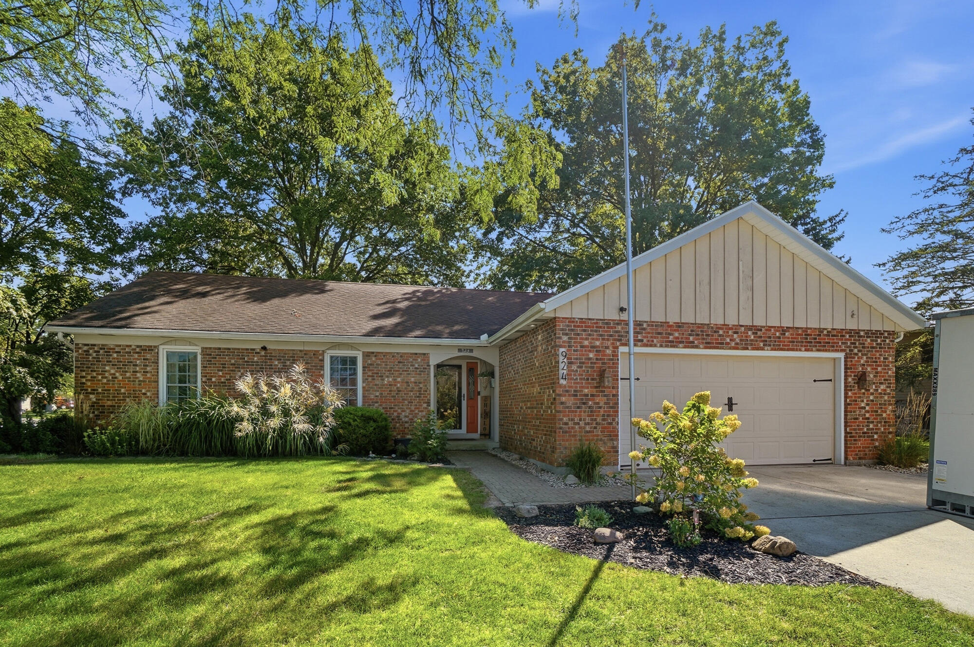 924 Aster Drive Property Photo 1