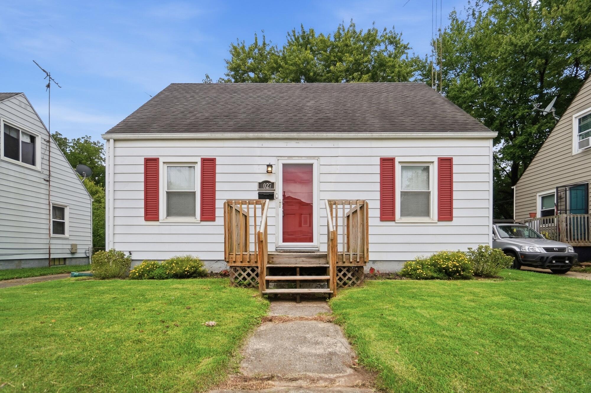 1027 N Burnett Road Property Photo 1