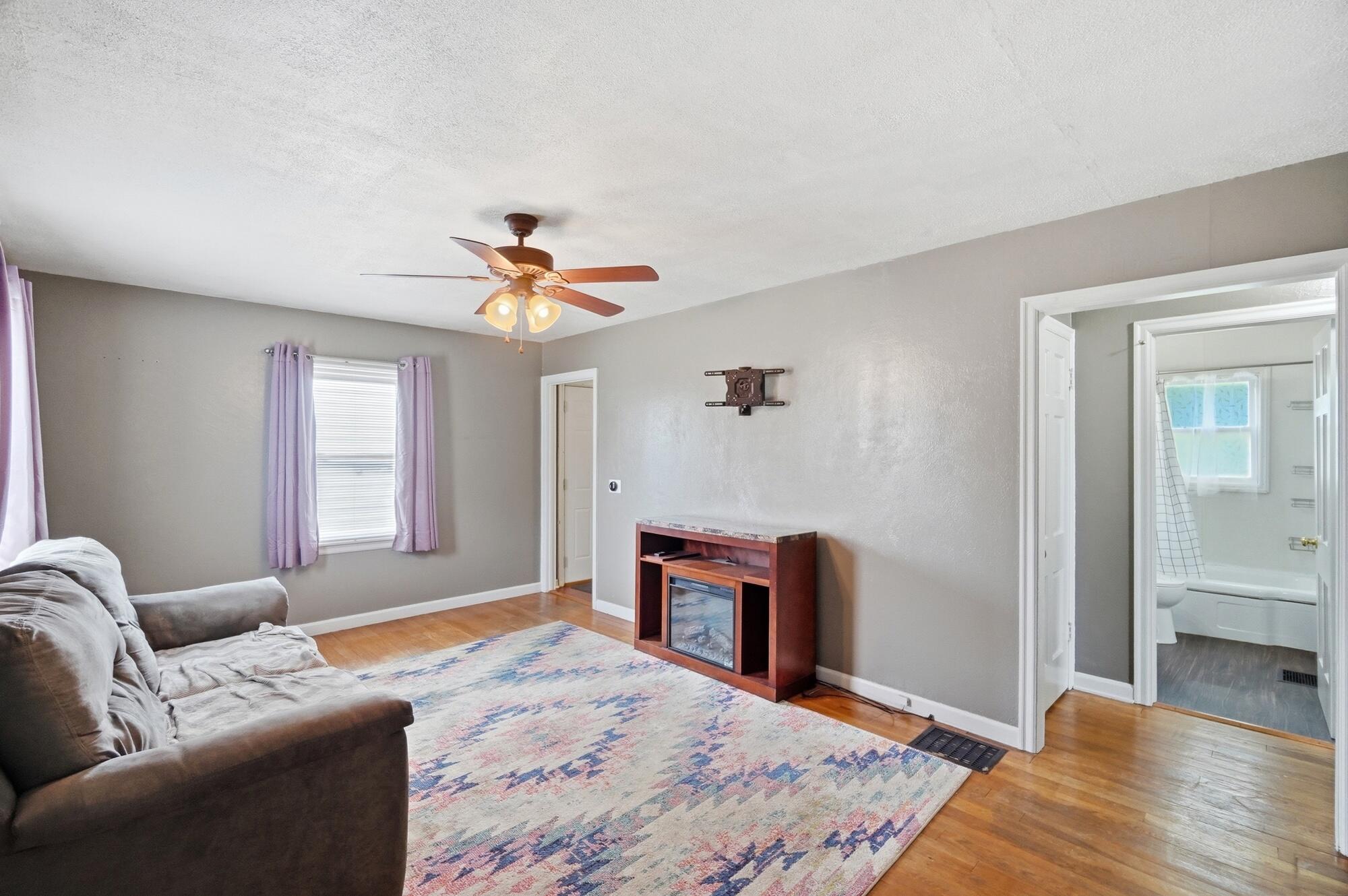 1027 N Burnett Road Property Photo 3