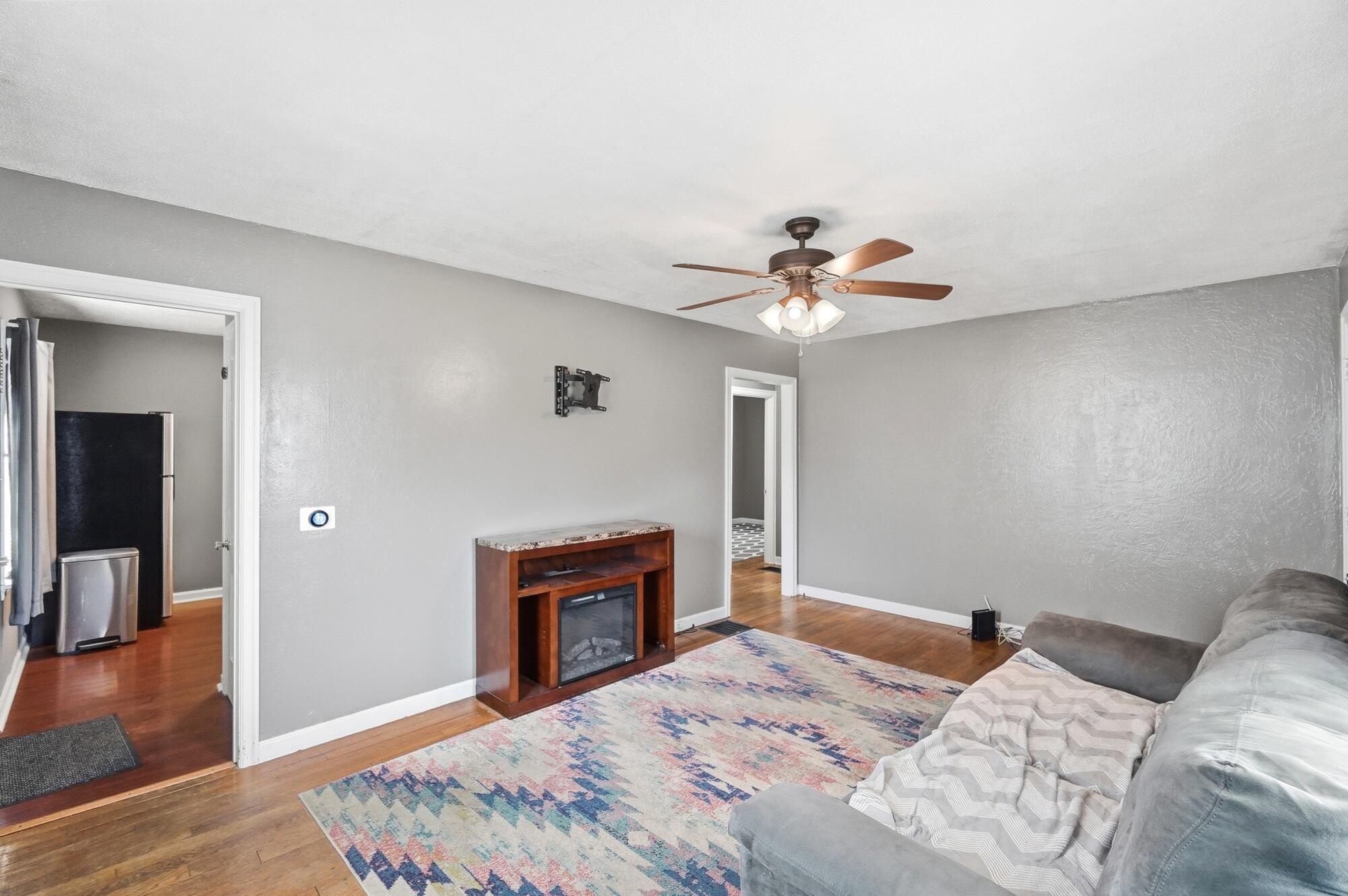 1027 N Burnett Road Property Photo 4