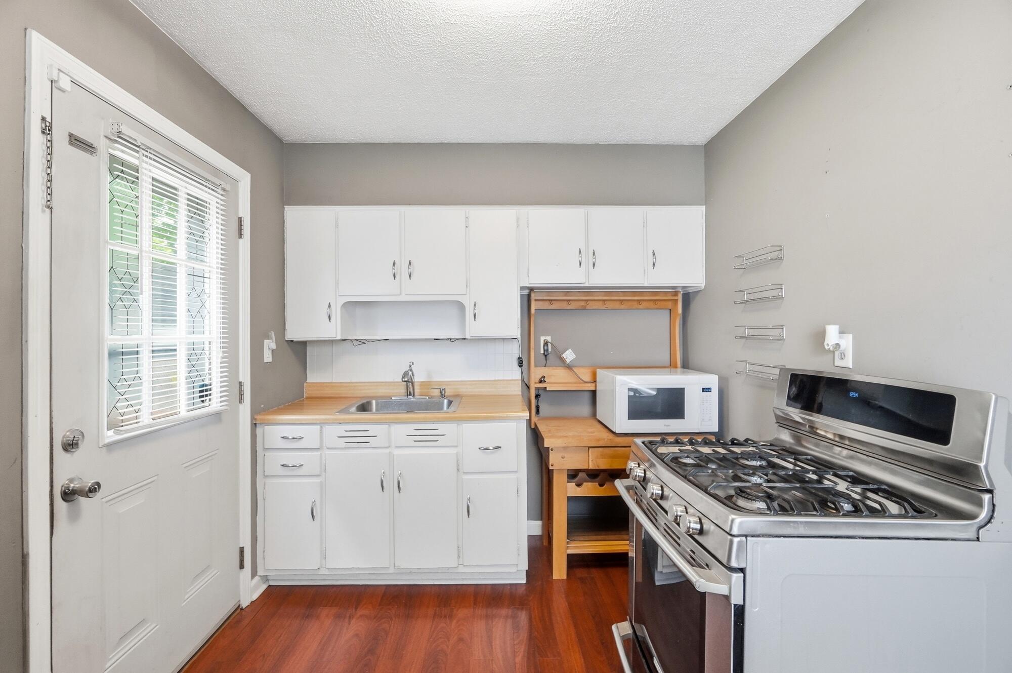 1027 N Burnett Road Property Photo 9