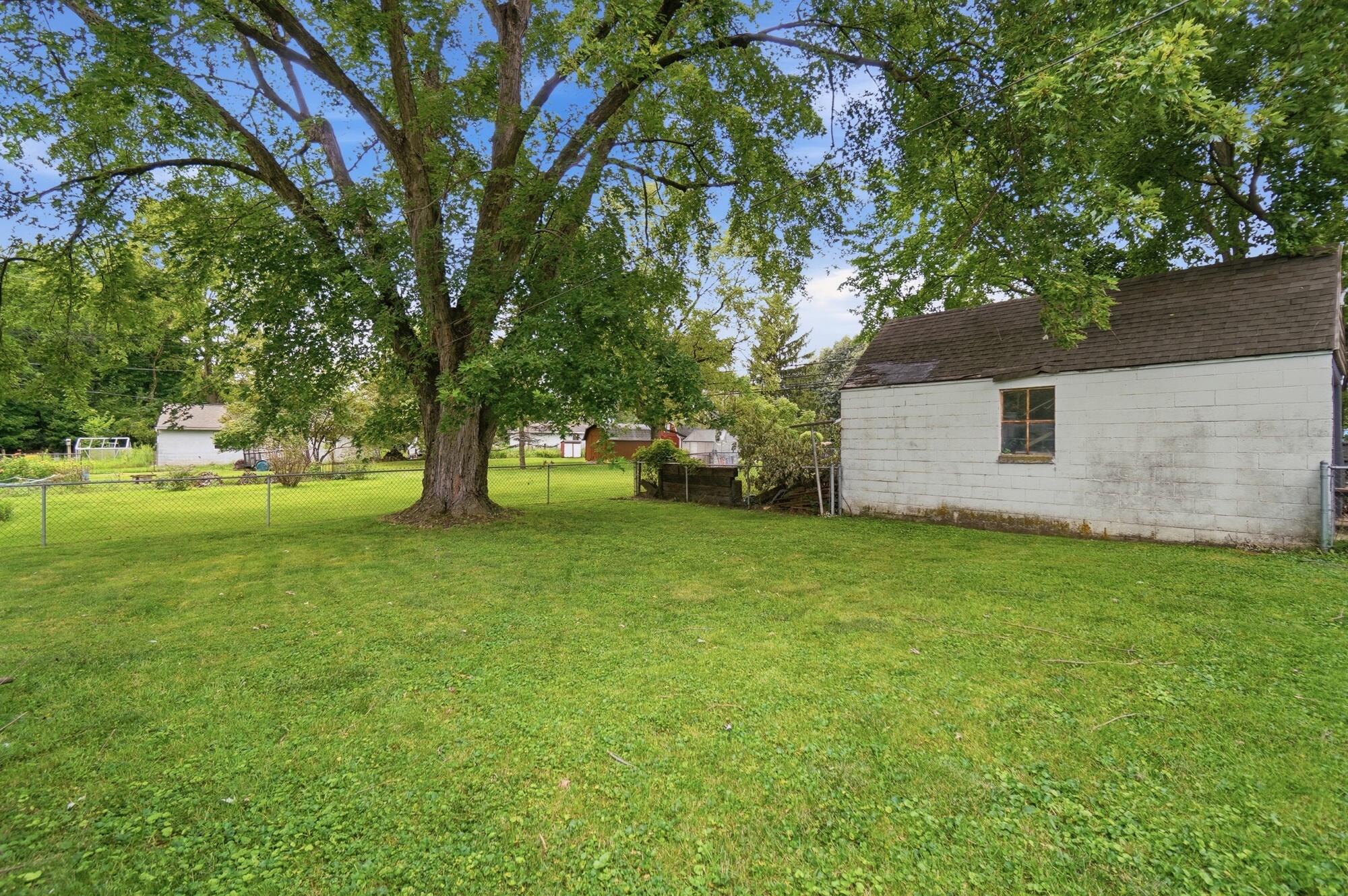 1027 N Burnett Road Property Photo 28